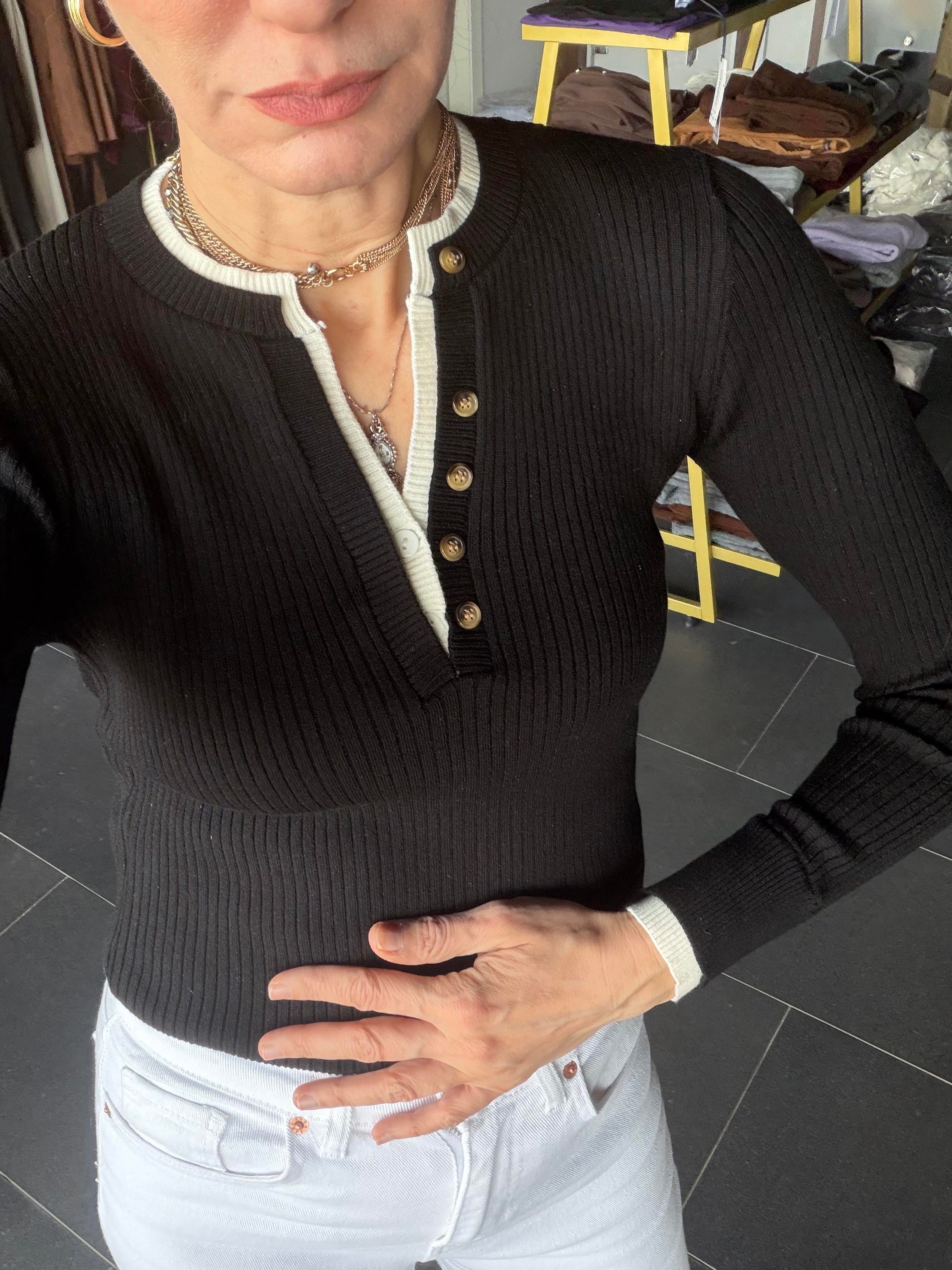 V Çift Yaka Siyah Triko