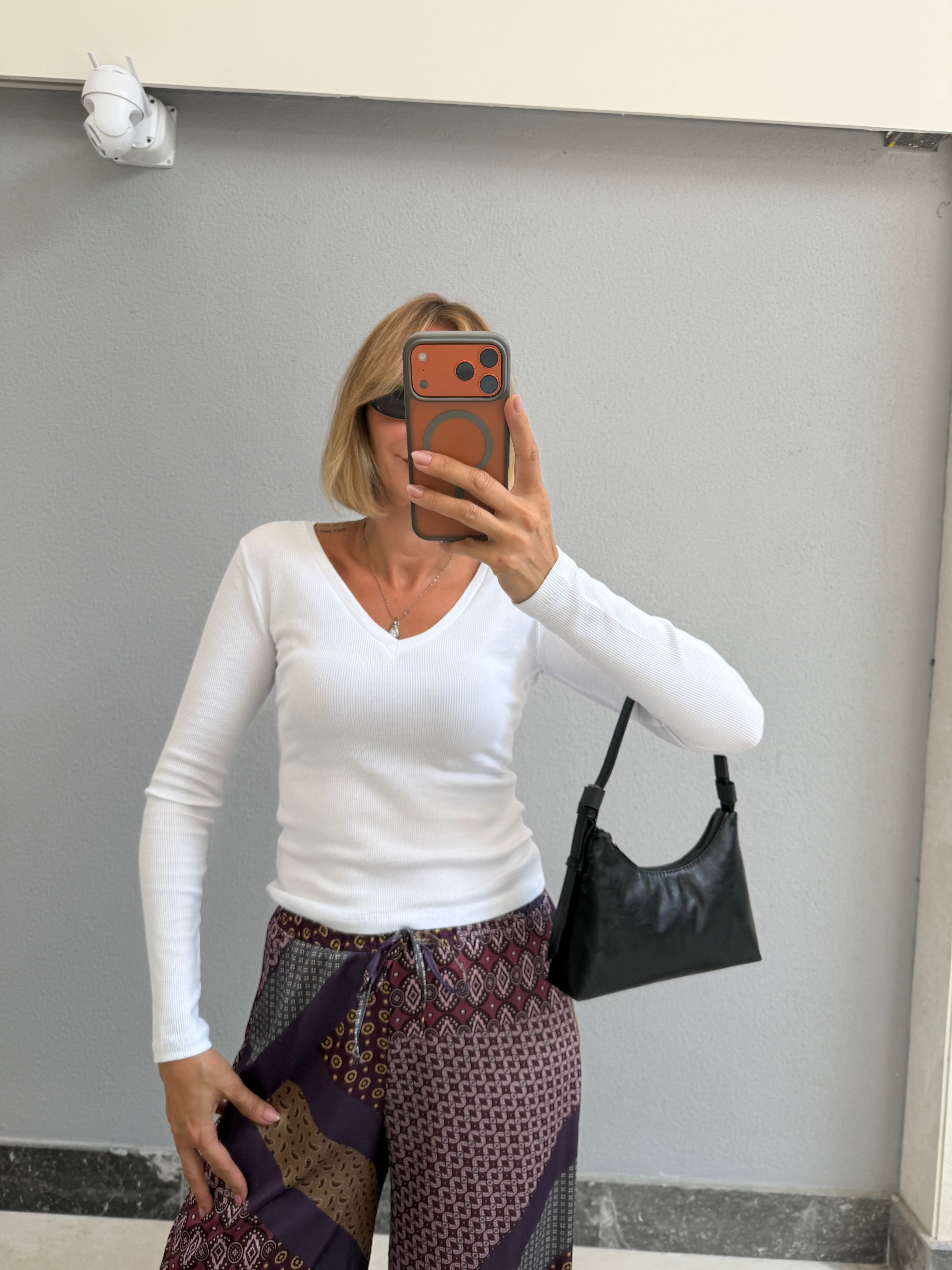 V Yaka Beyaz Adriana Kos Fitilli Basic