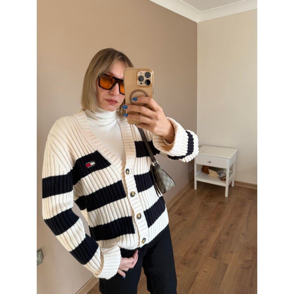 V YAKA ÇİZGİLİ HIRKA