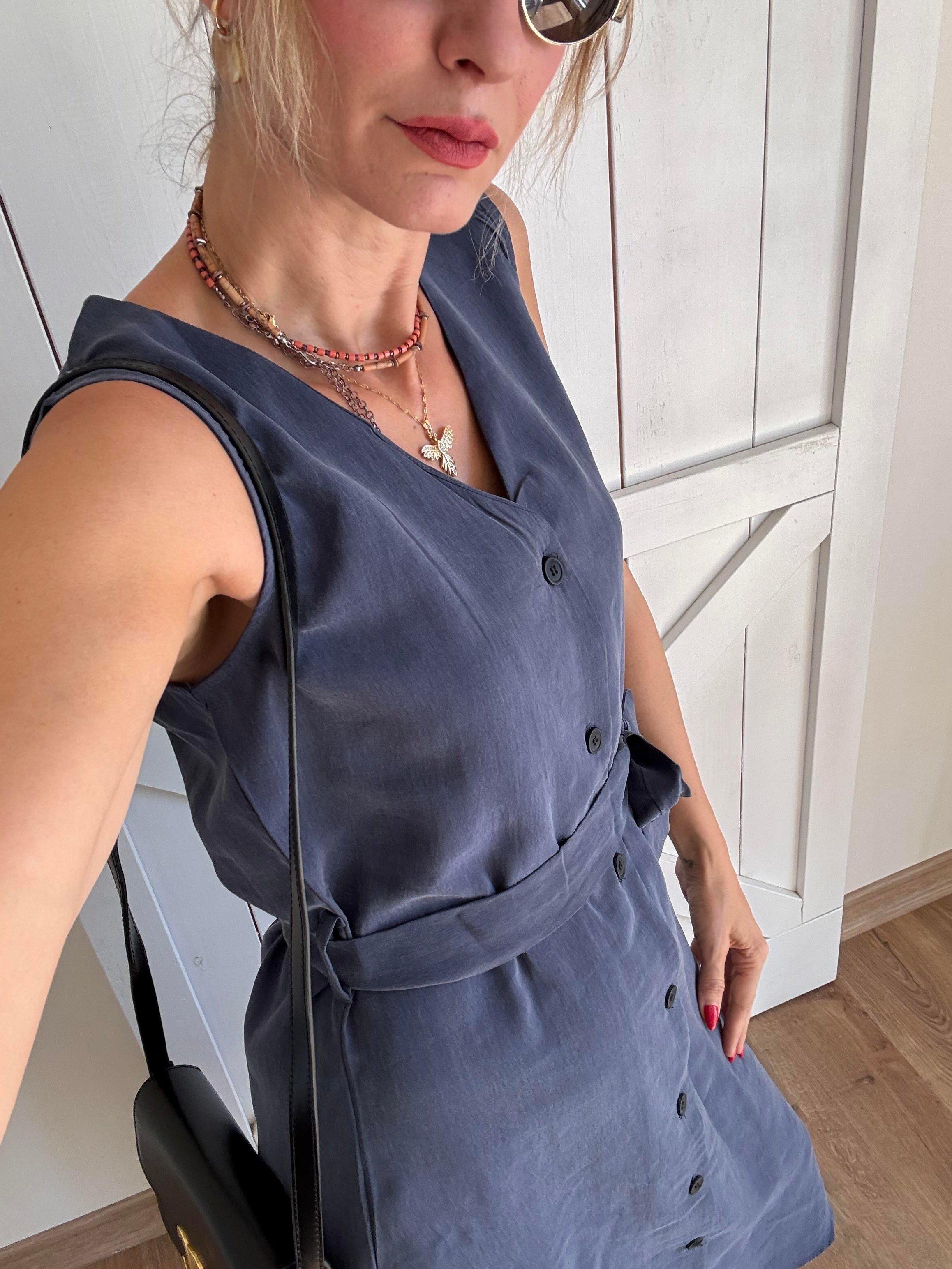 V Yaka Kuşaklı Laci Düğmeli Gömlek Elbise