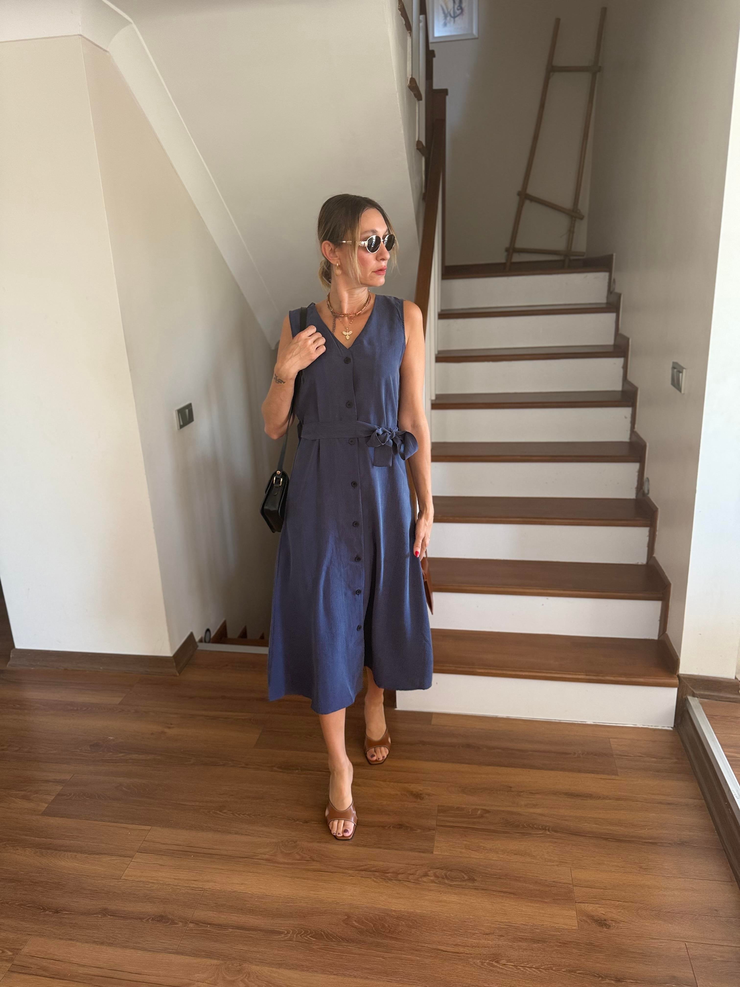 V Yaka Kuşaklı Laci Düğmeli Gömlek Elbise