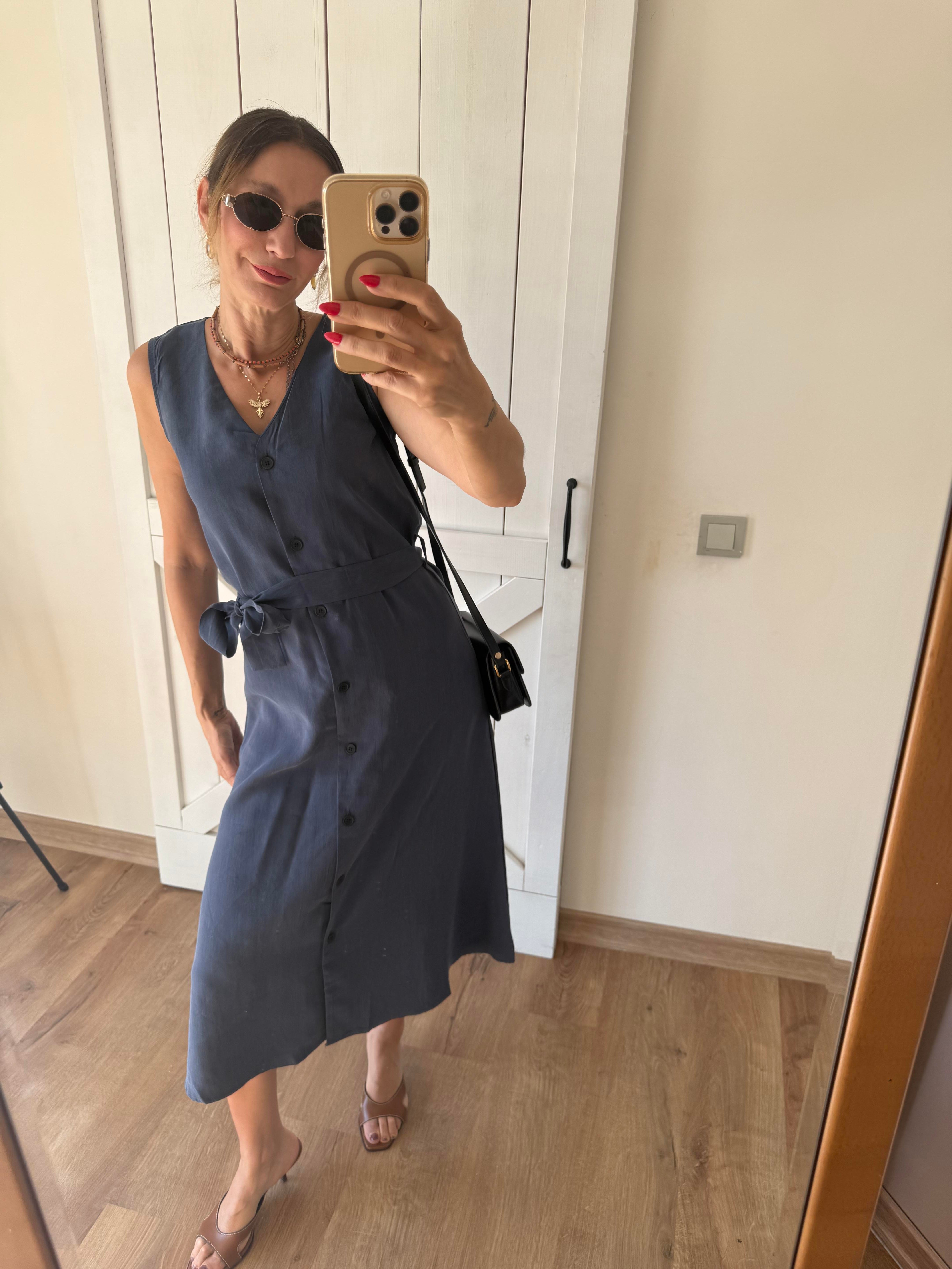 V Yaka Kuşaklı Laci Düğmeli Gömlek Elbise