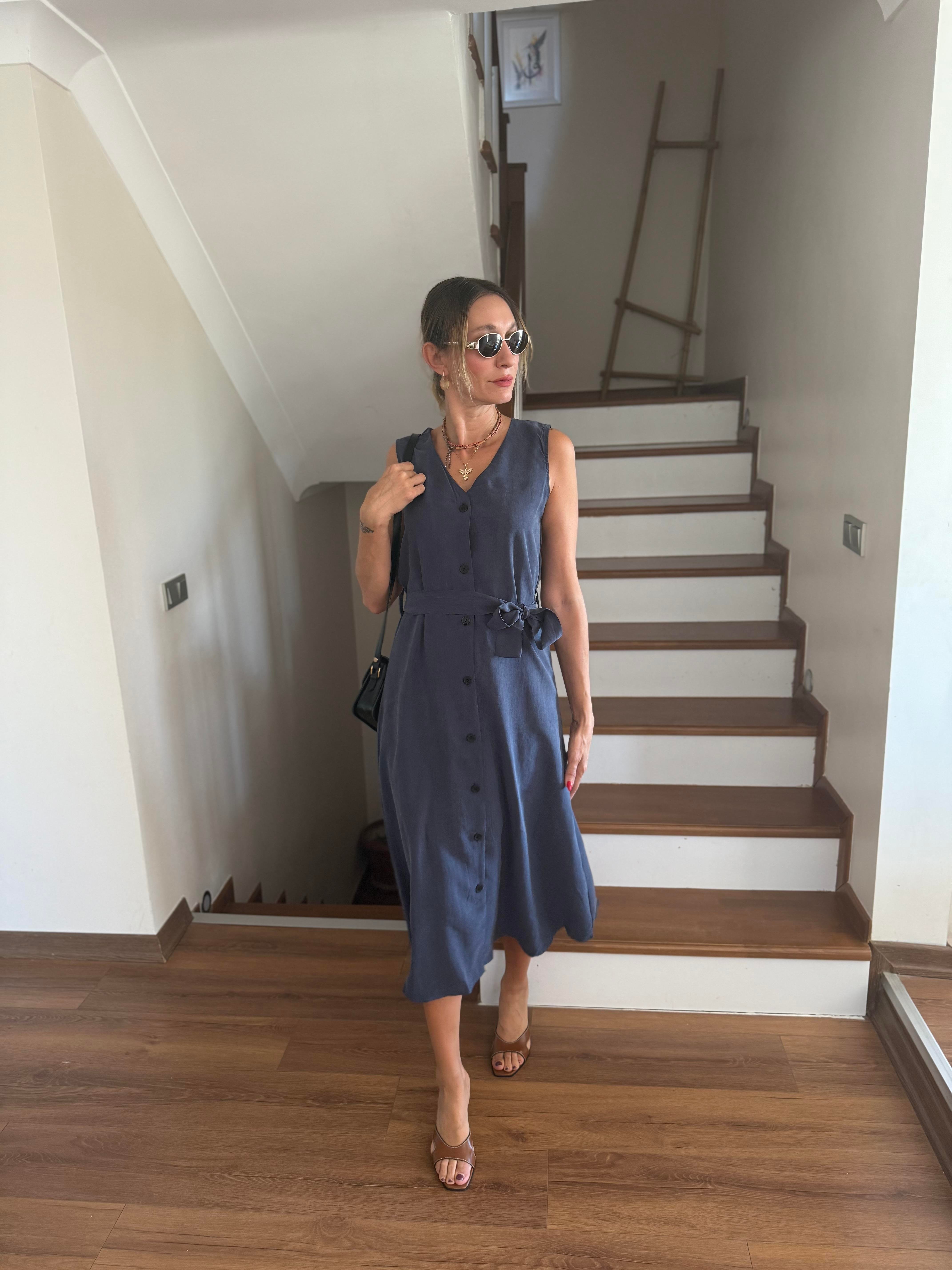 V Yaka Kuşaklı Laci Düğmeli Gömlek Elbise