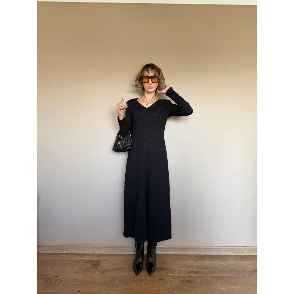 V YAKA SİYAH ELBİSE