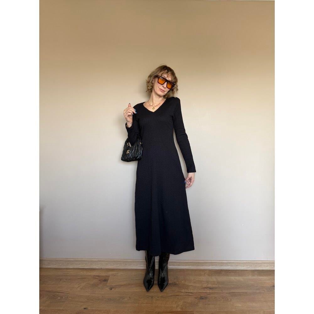 V YAKA SİYAH ELBİSE