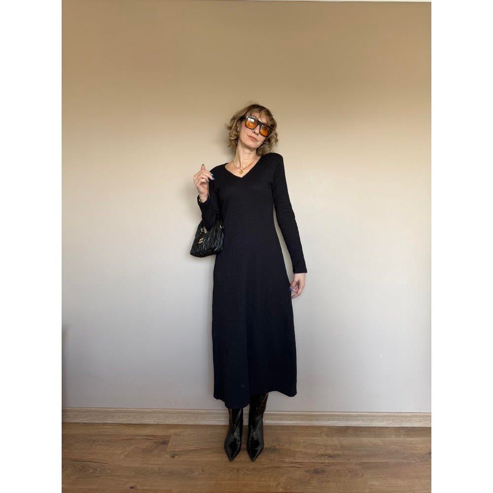 V YAKA SİYAH ELBİSE