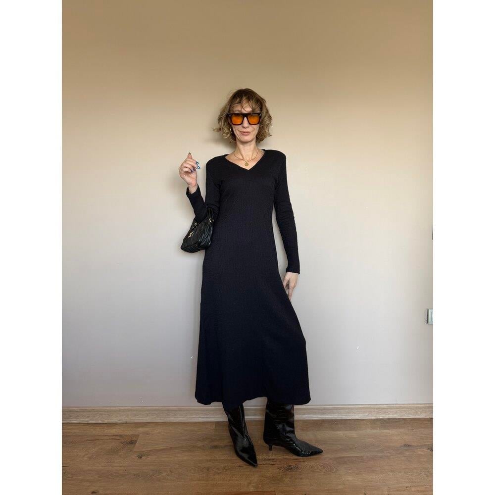 V YAKA SİYAH ELBİSE