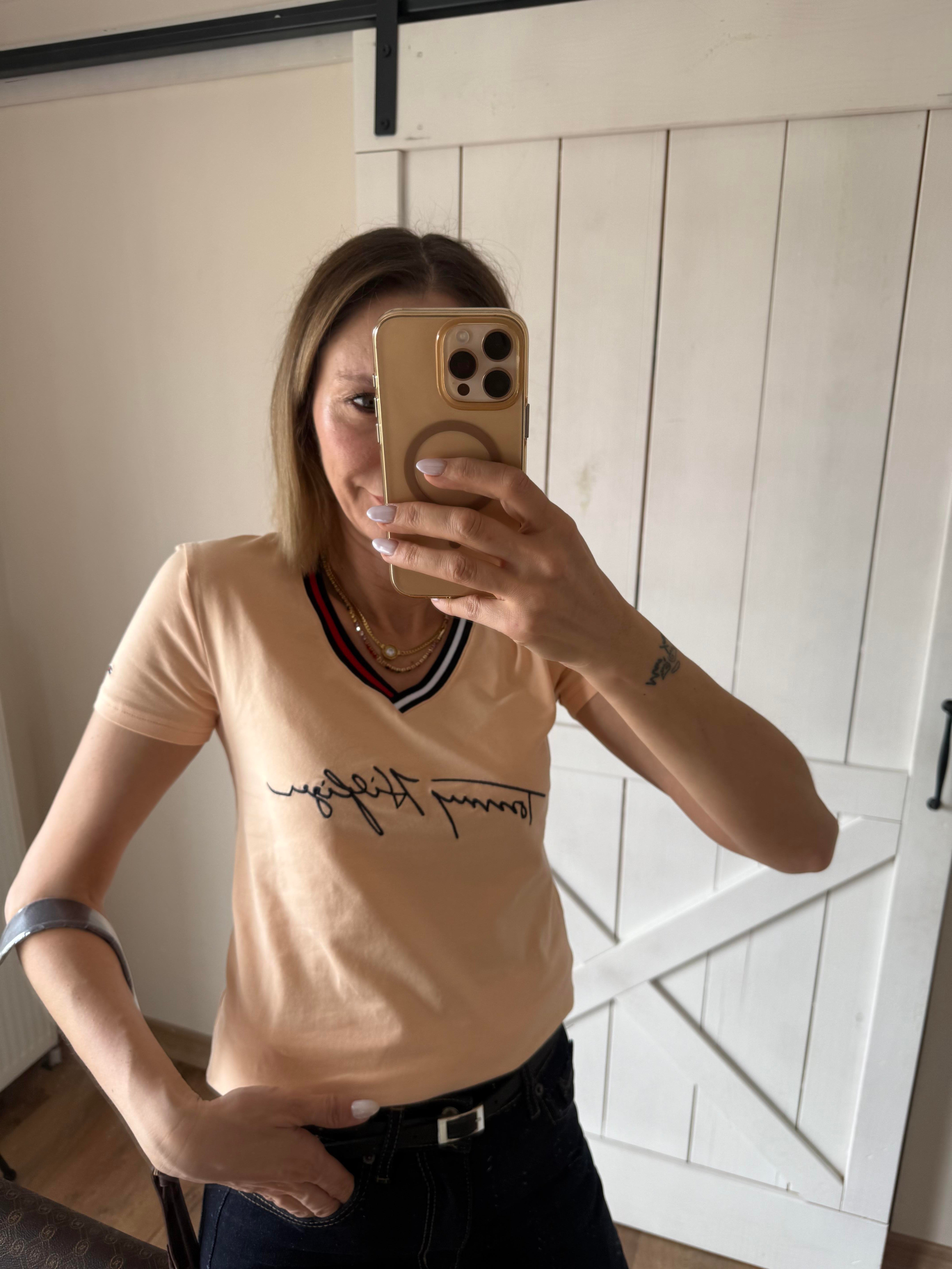 V Yaka Yavruağzı Tshirt