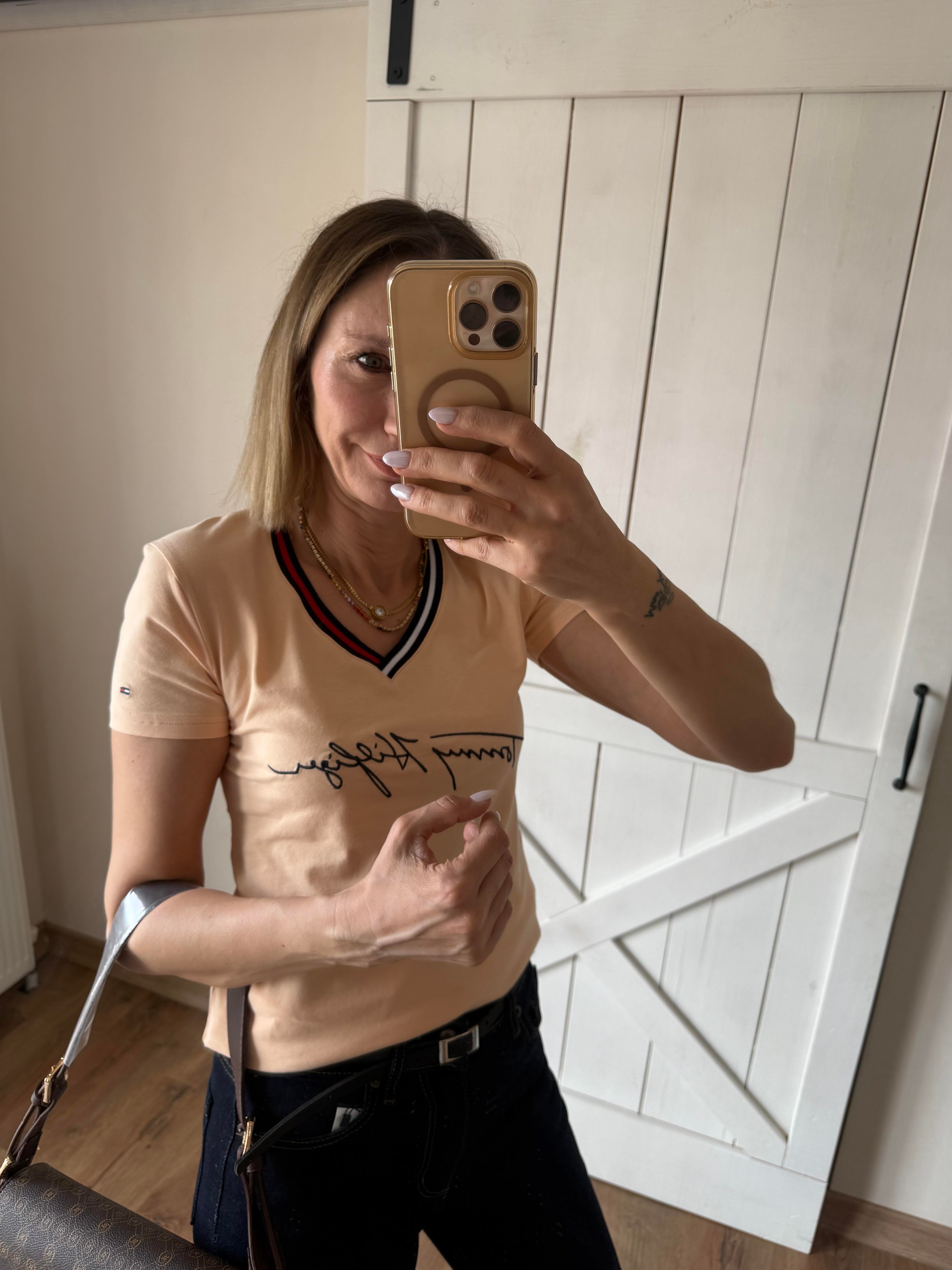 V Yaka Yavruağzı Tshirt