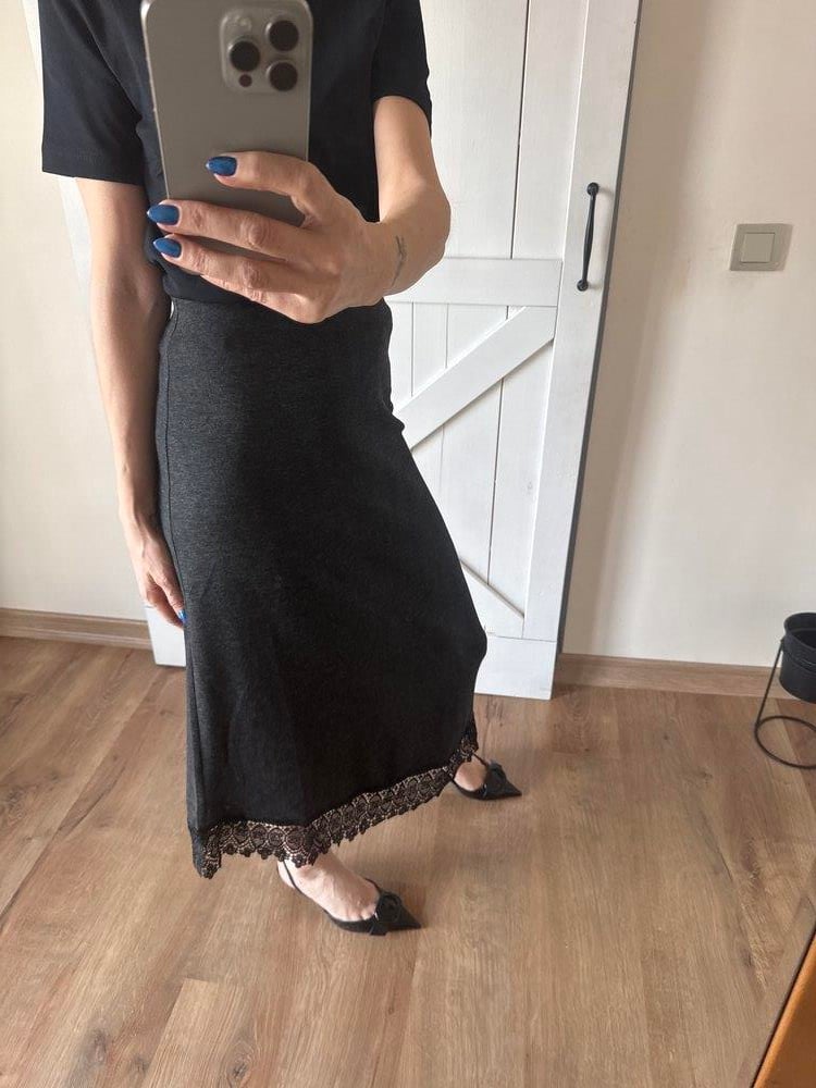 Verev Kesim Dantel Detaylı Antrasit Etek