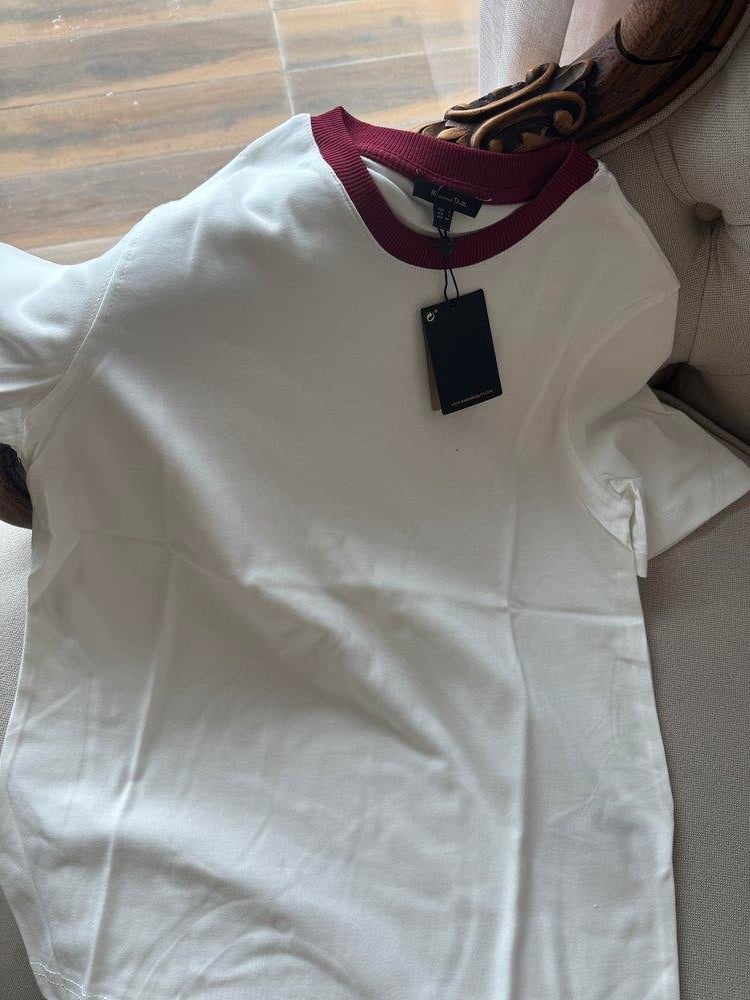Yakası Bordo Şeritli Beyaz Tshirt