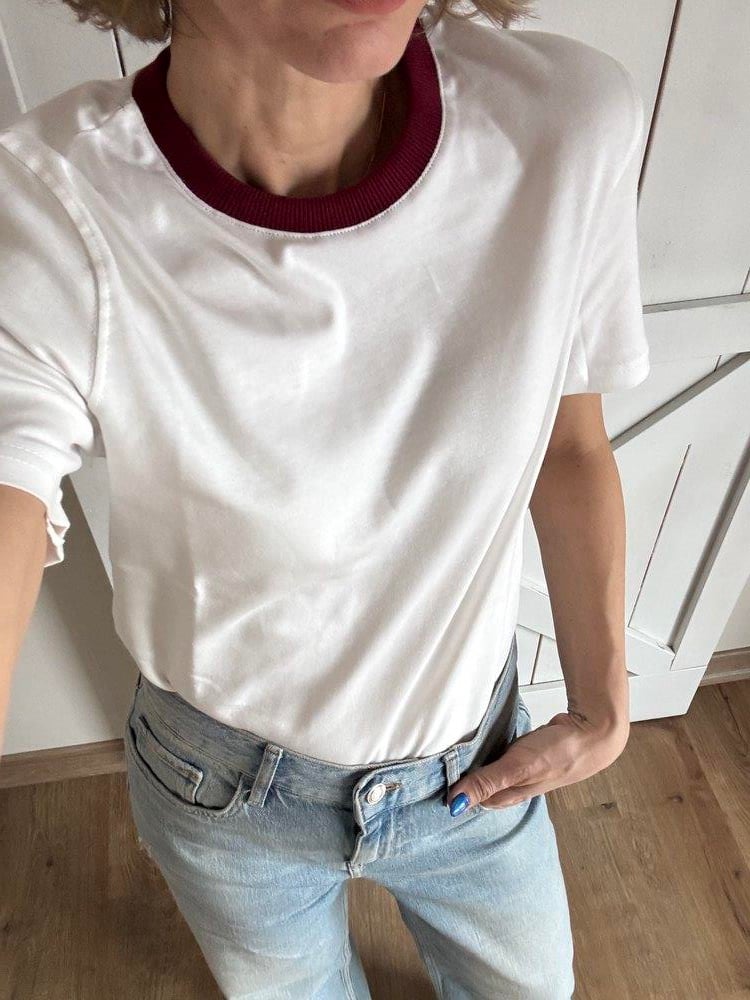 Yakası Bordo Şeritli Beyaz Tshirt