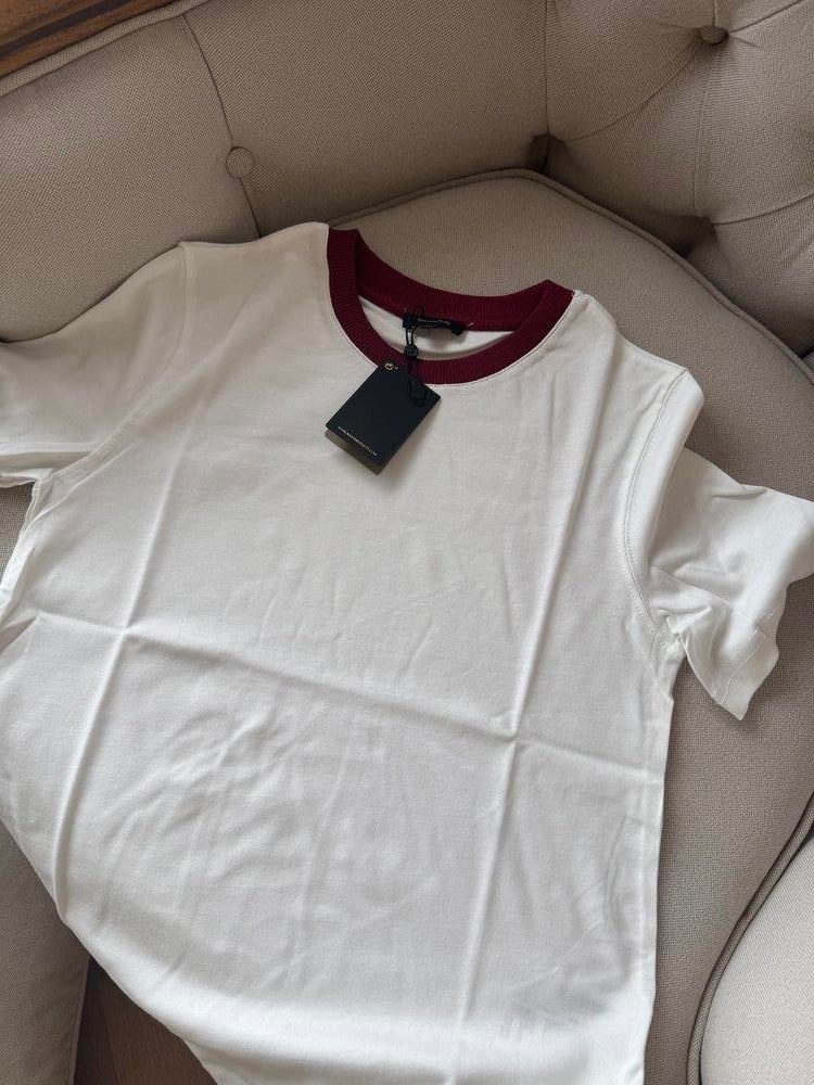 Yakası Bordo Şeritli Beyaz Tshirt
