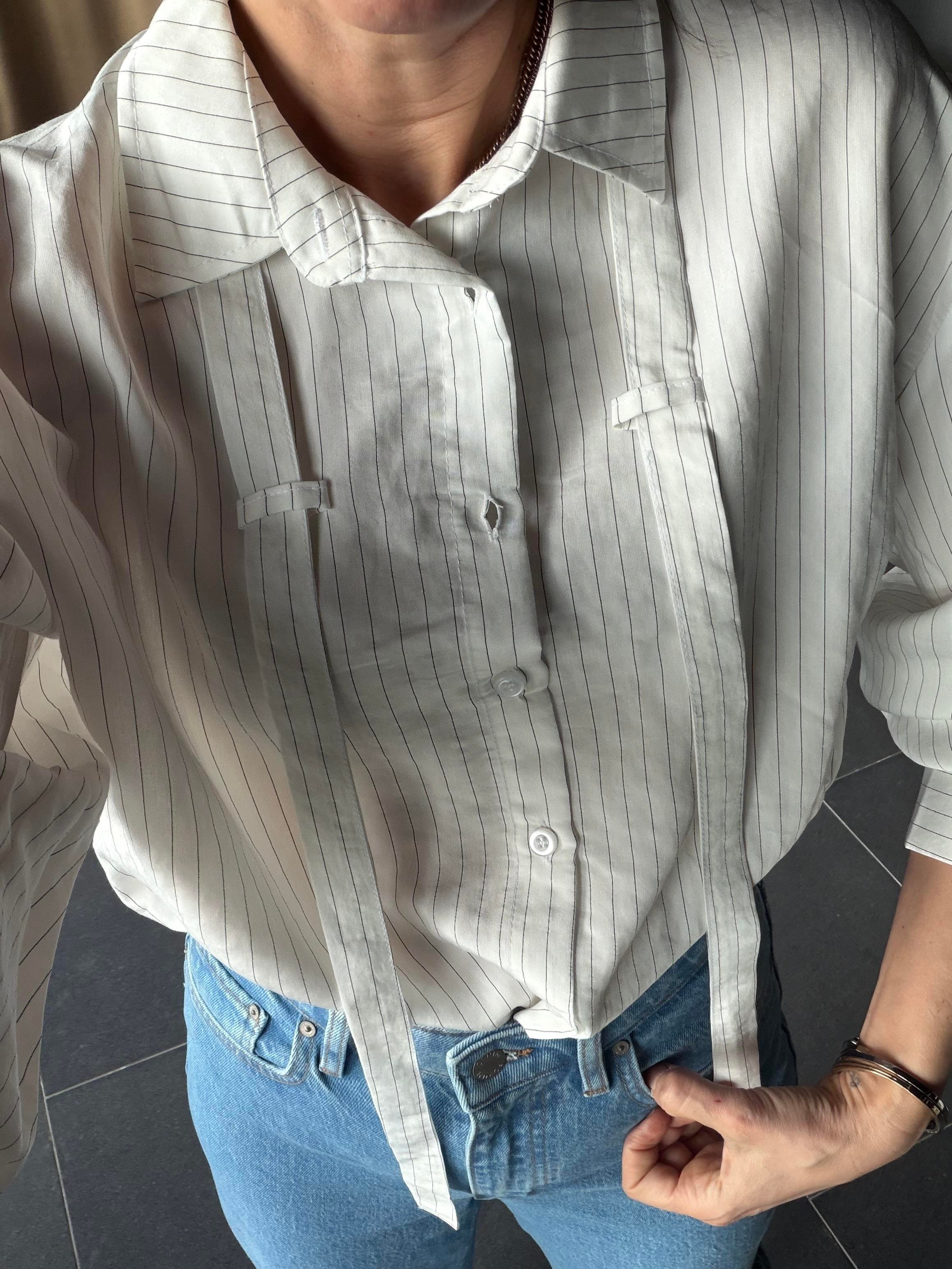 Yakası Fularlı Gömlek