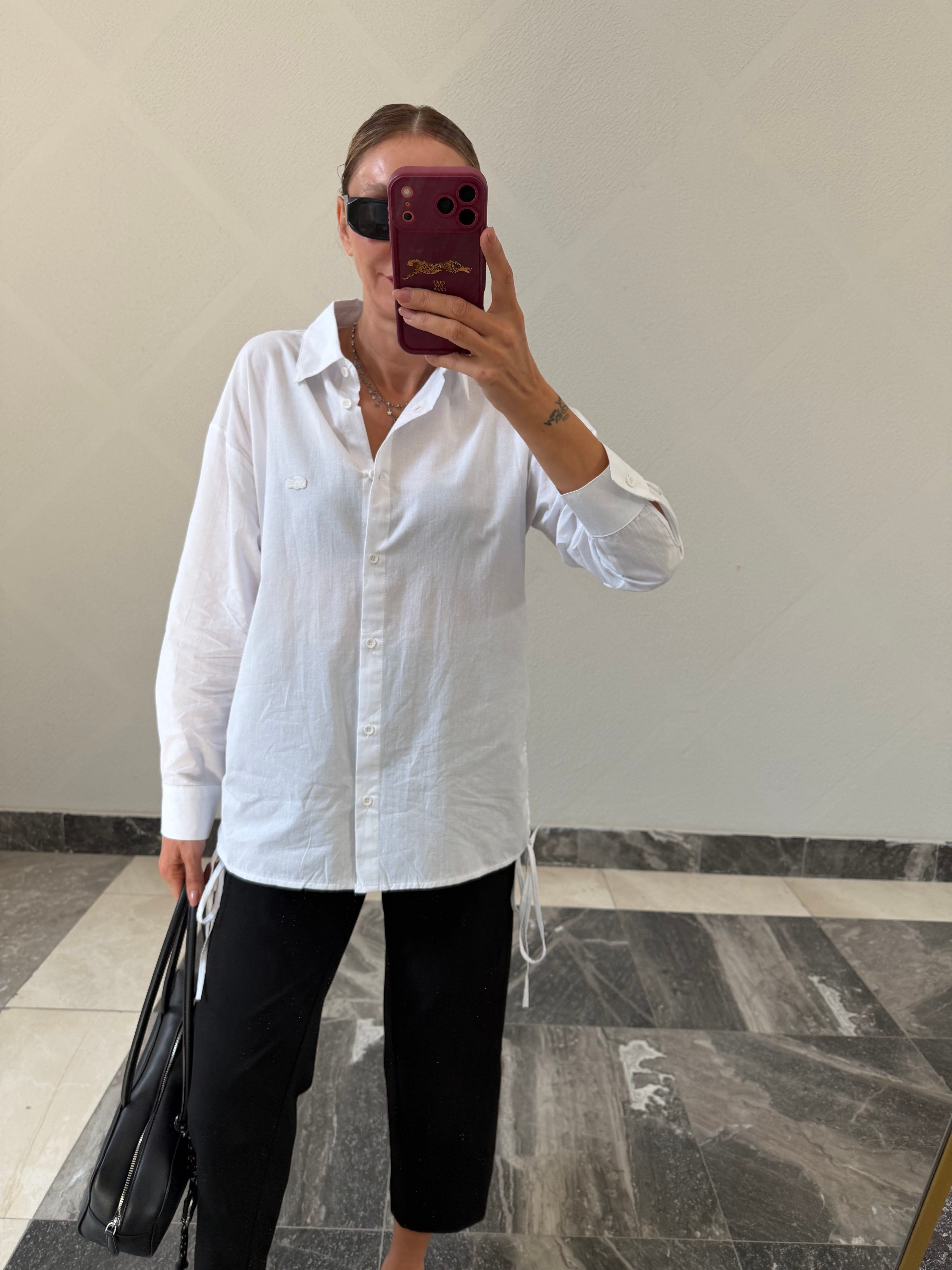 Yanlardan Bağlamalı Beyaz Logolu Gömlek