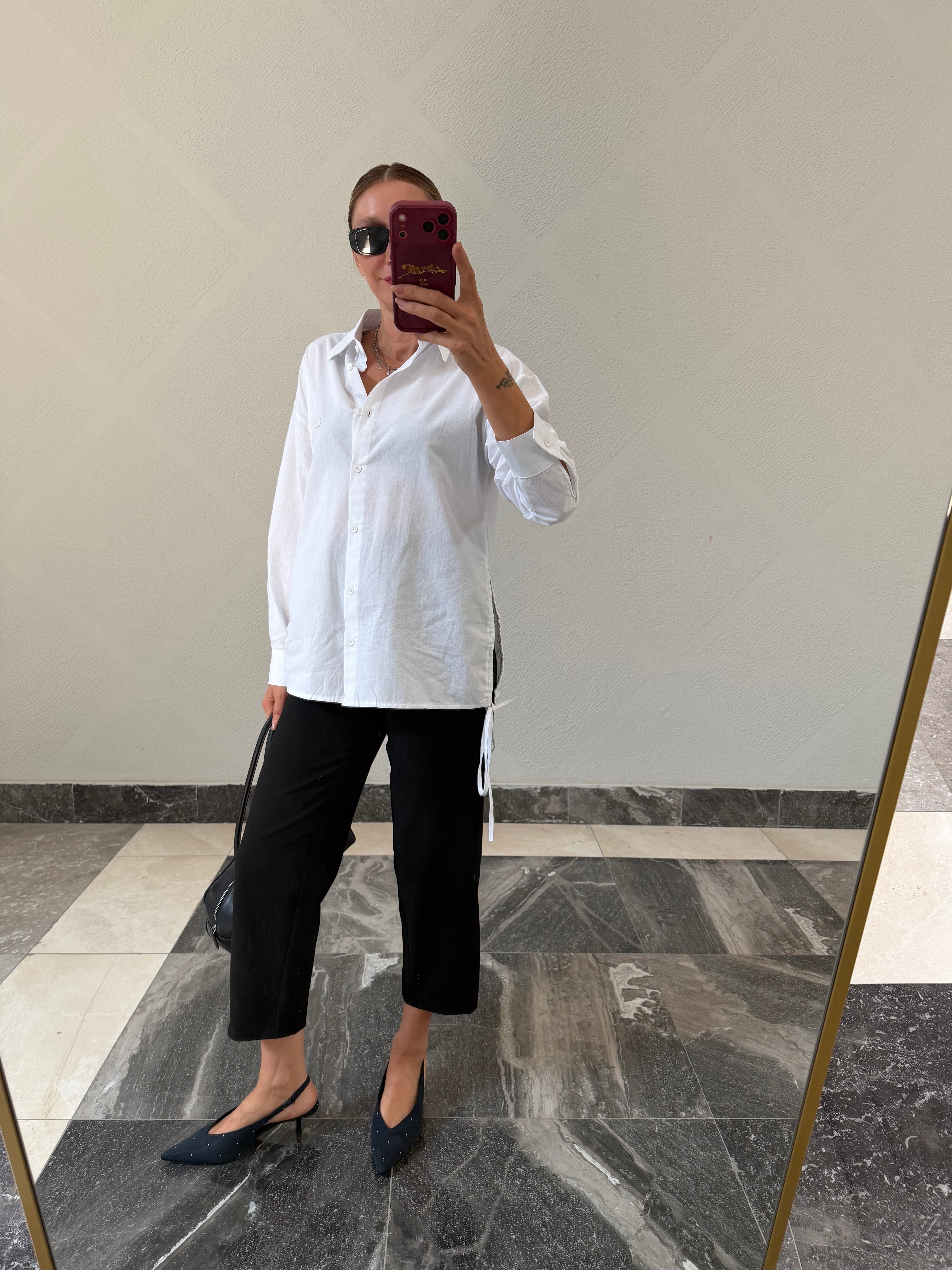 Yanlardan Bağlamalı Beyaz Logolu Gömlek