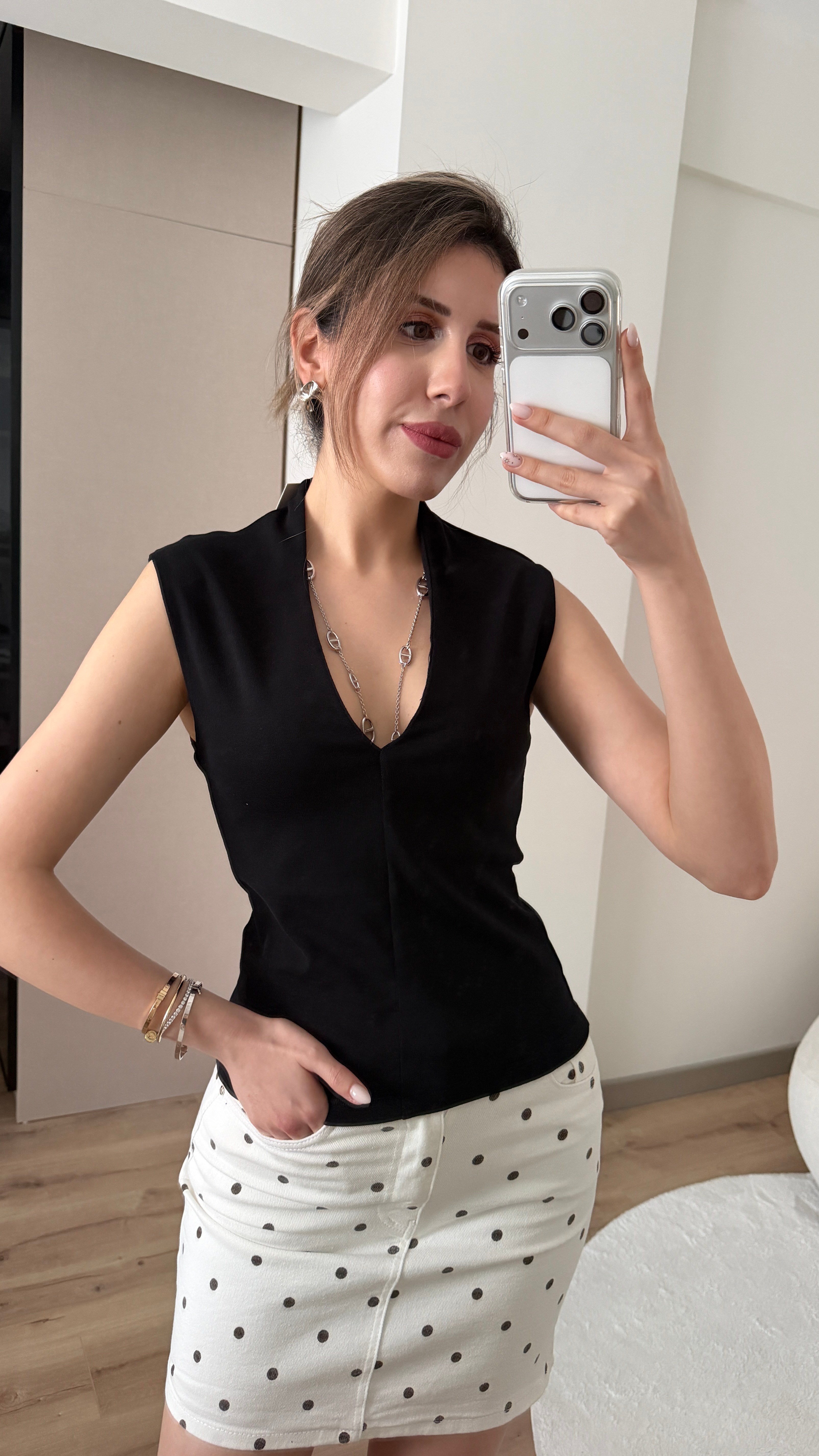 V YAKA MARKA MODEL SİYAH BLUZ