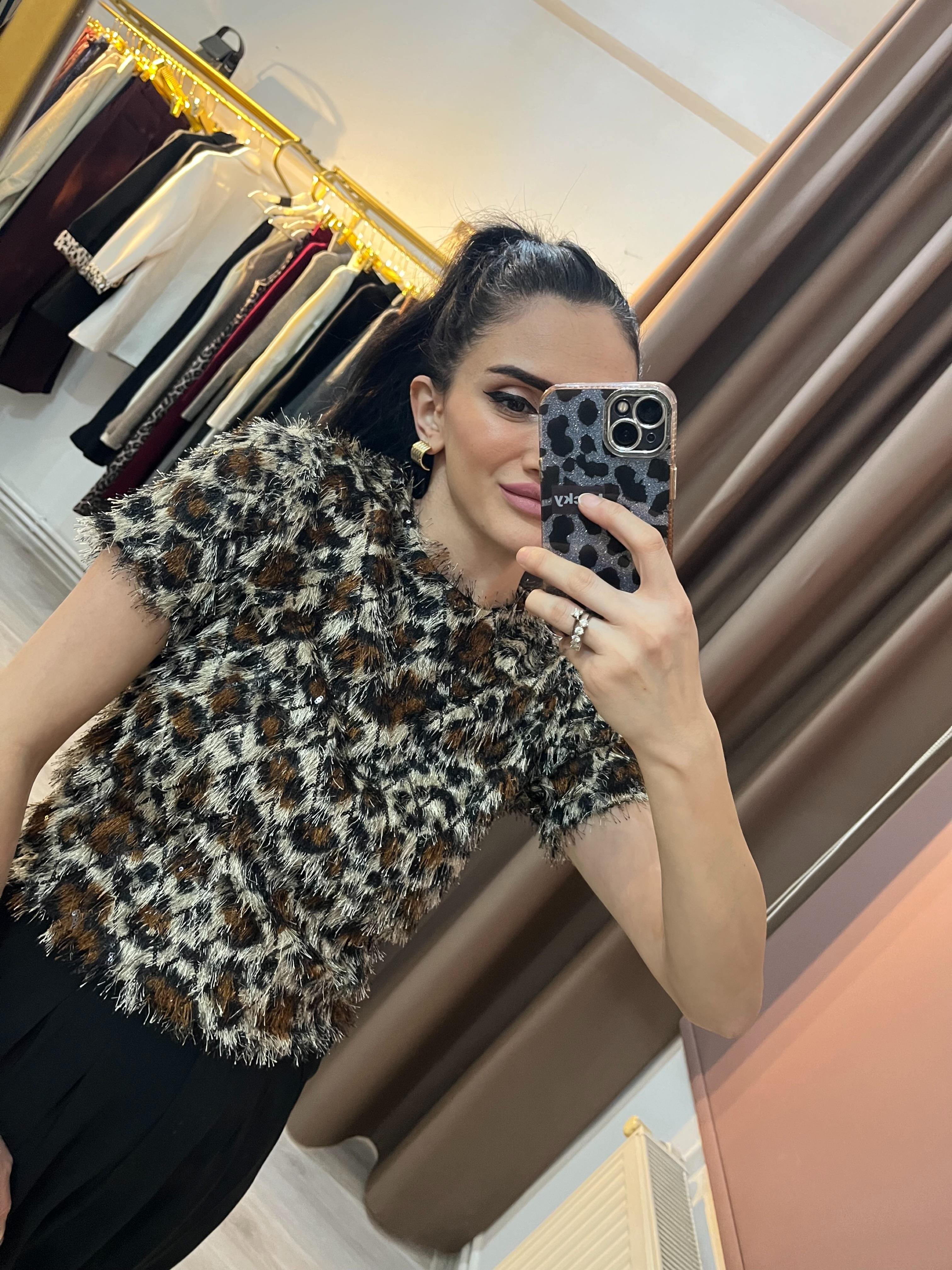 Leopar Saçaklı Siyah Pul Detaylı Bluz