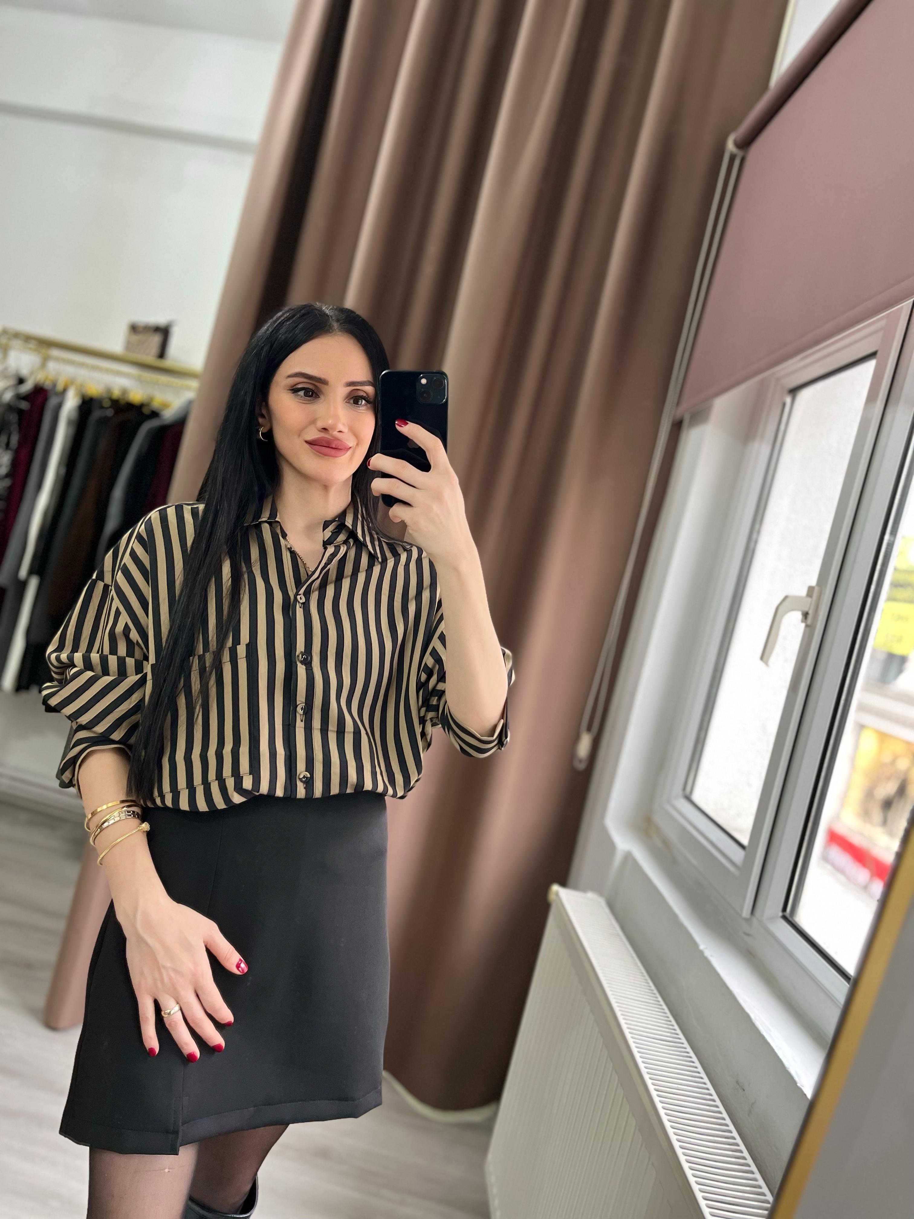 Siyah Çizgili Gömlek