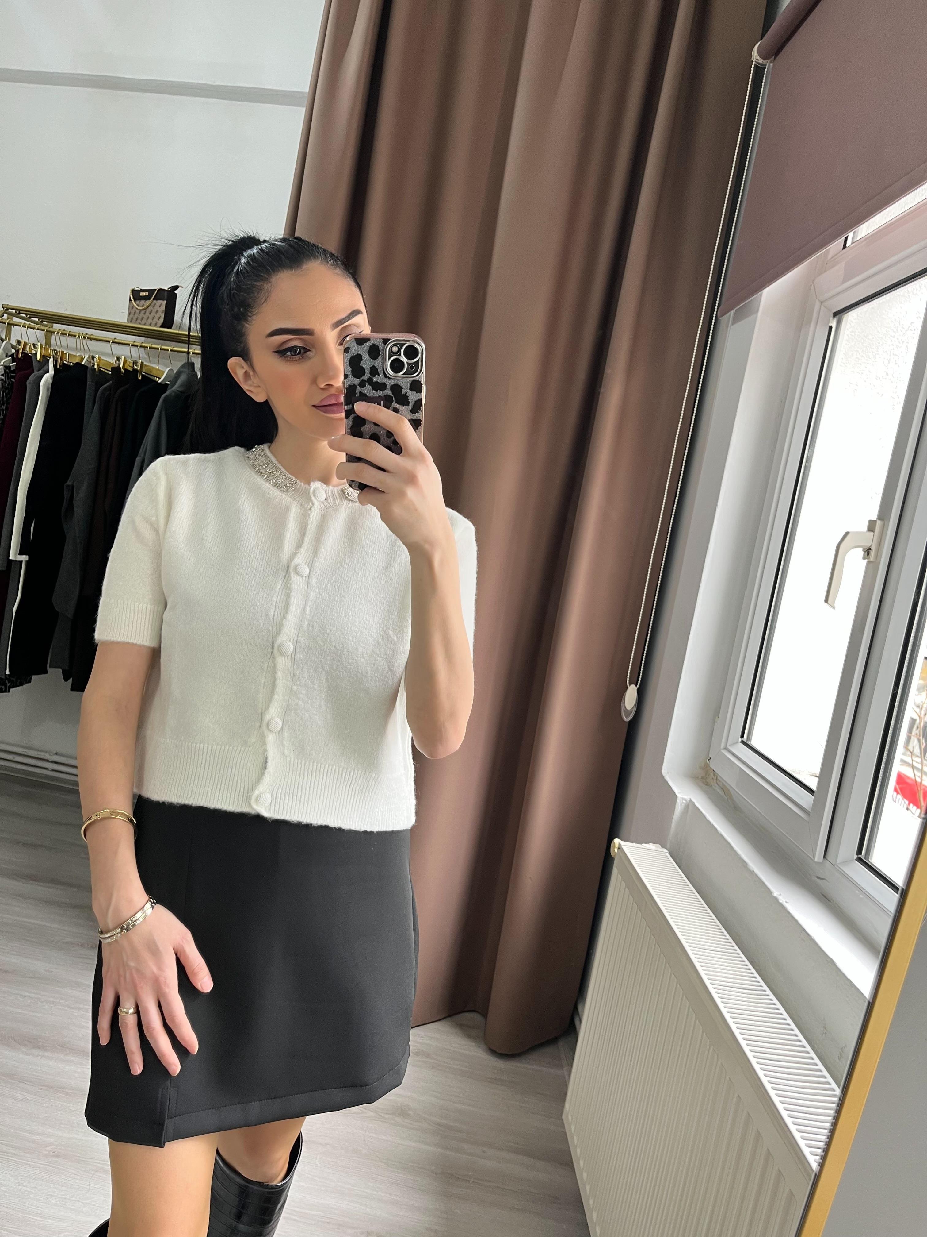Yakası Taşlı Beyaz Hırka