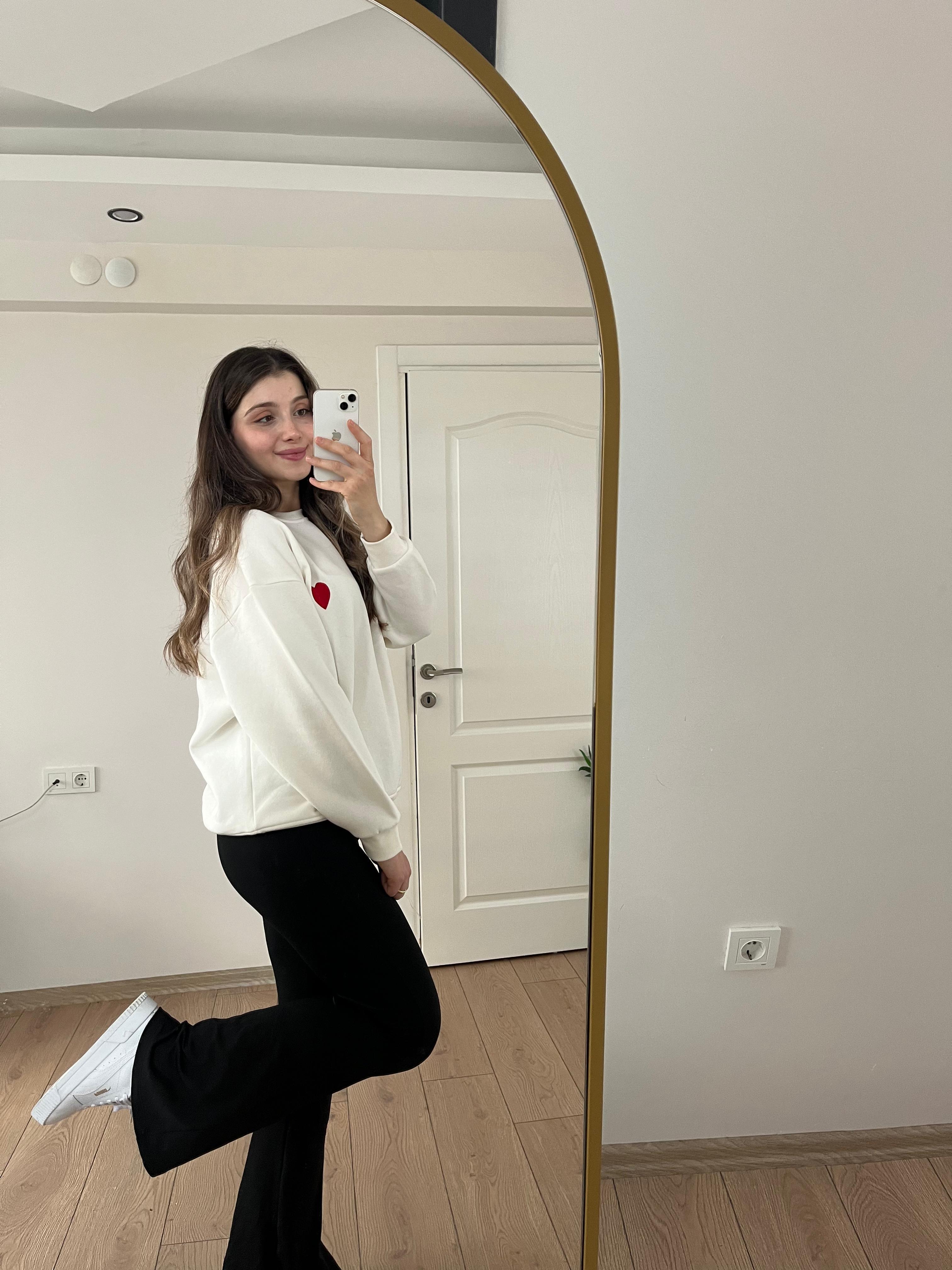 Beyaz Kalp Detaylı Sweatshirt