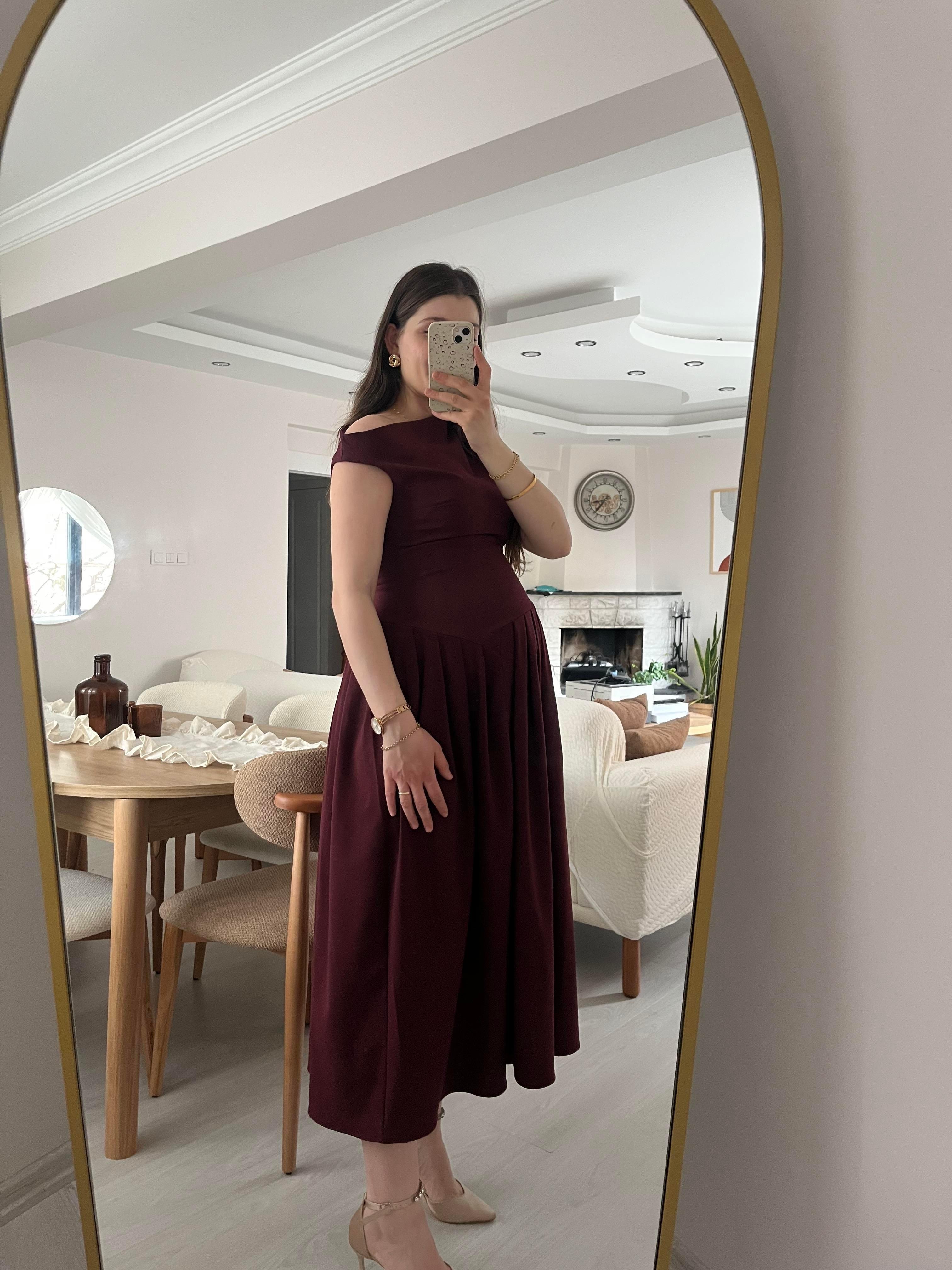 Bordo Bel Detaylı Düşük Yaka Pileli Elbise