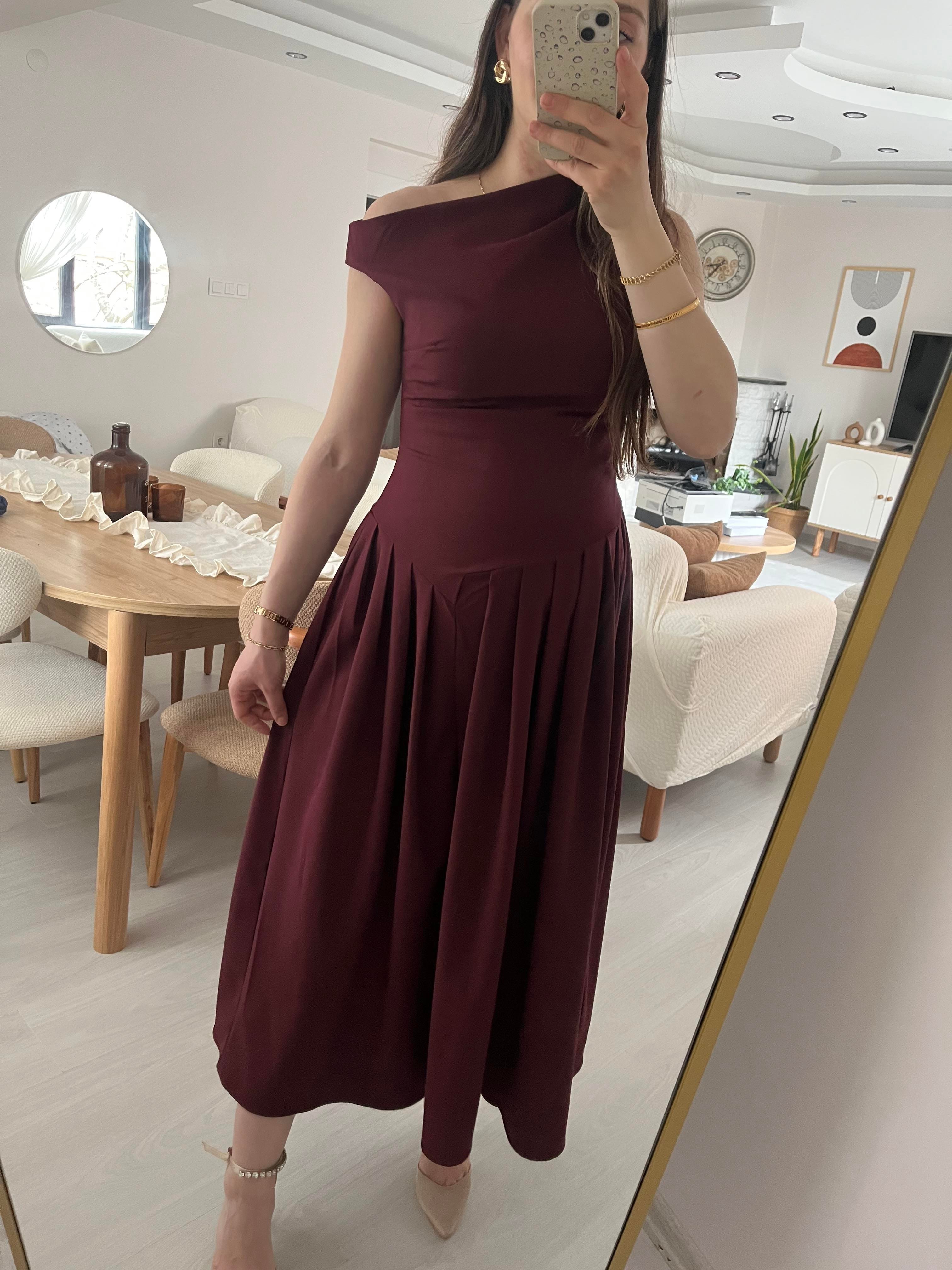 Bordo Bel Detaylı Düşük Yaka Pileli Elbise