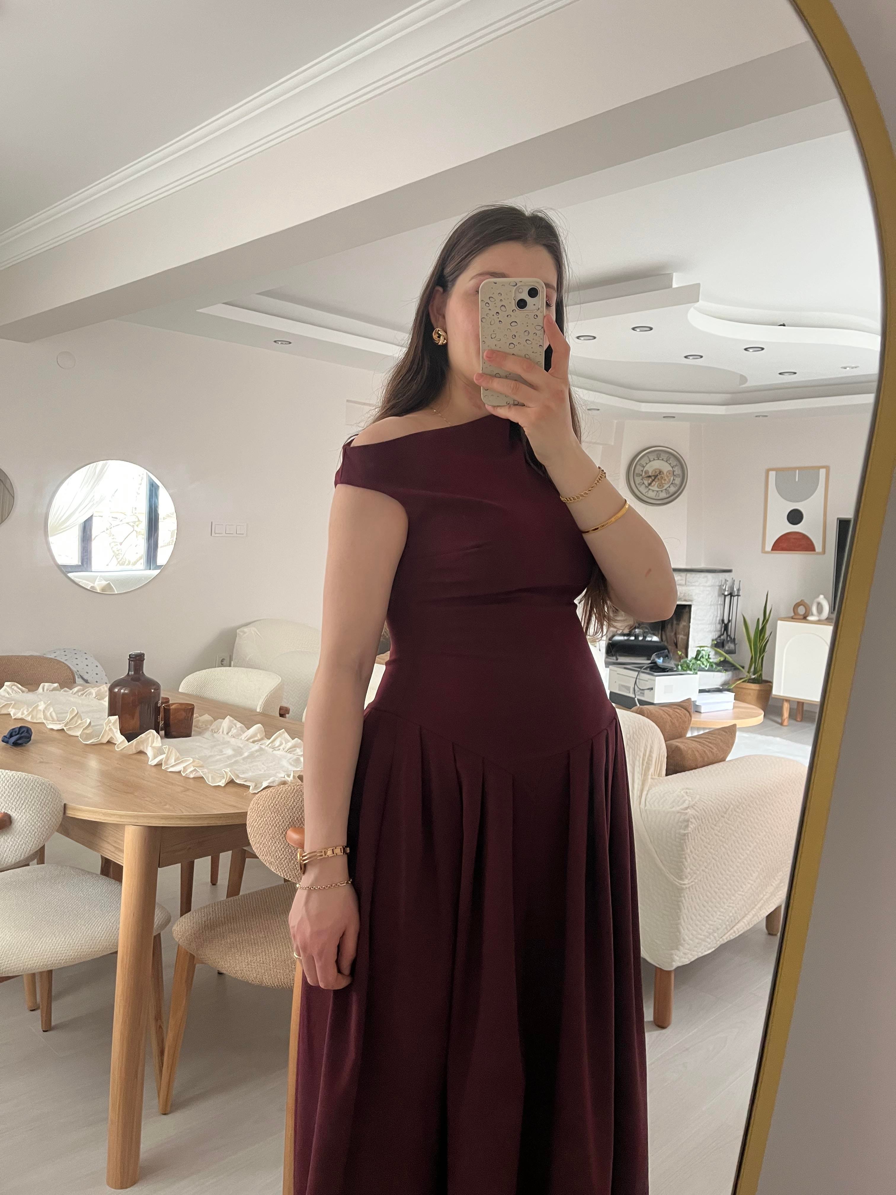 Bordo Bel Detaylı Düşük Yaka Pileli Elbise