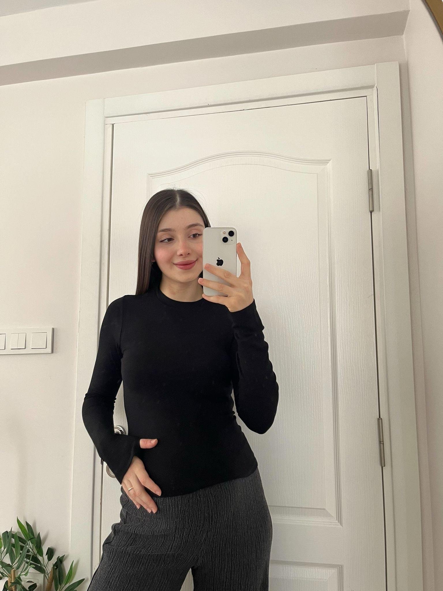 Siyah Marka Parmak Geçirmeli Bluz