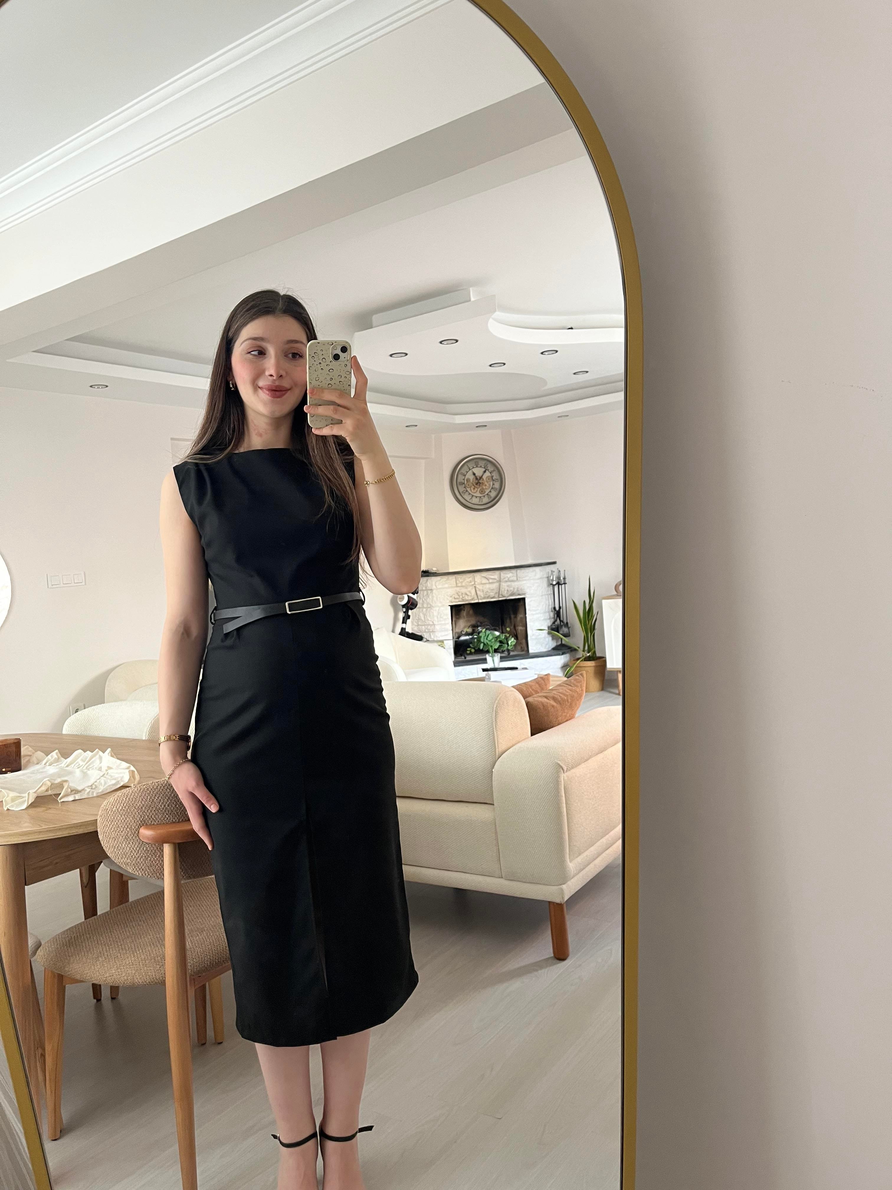 Siyah Yırtmaçlı Kemerli Kalem Elbise
