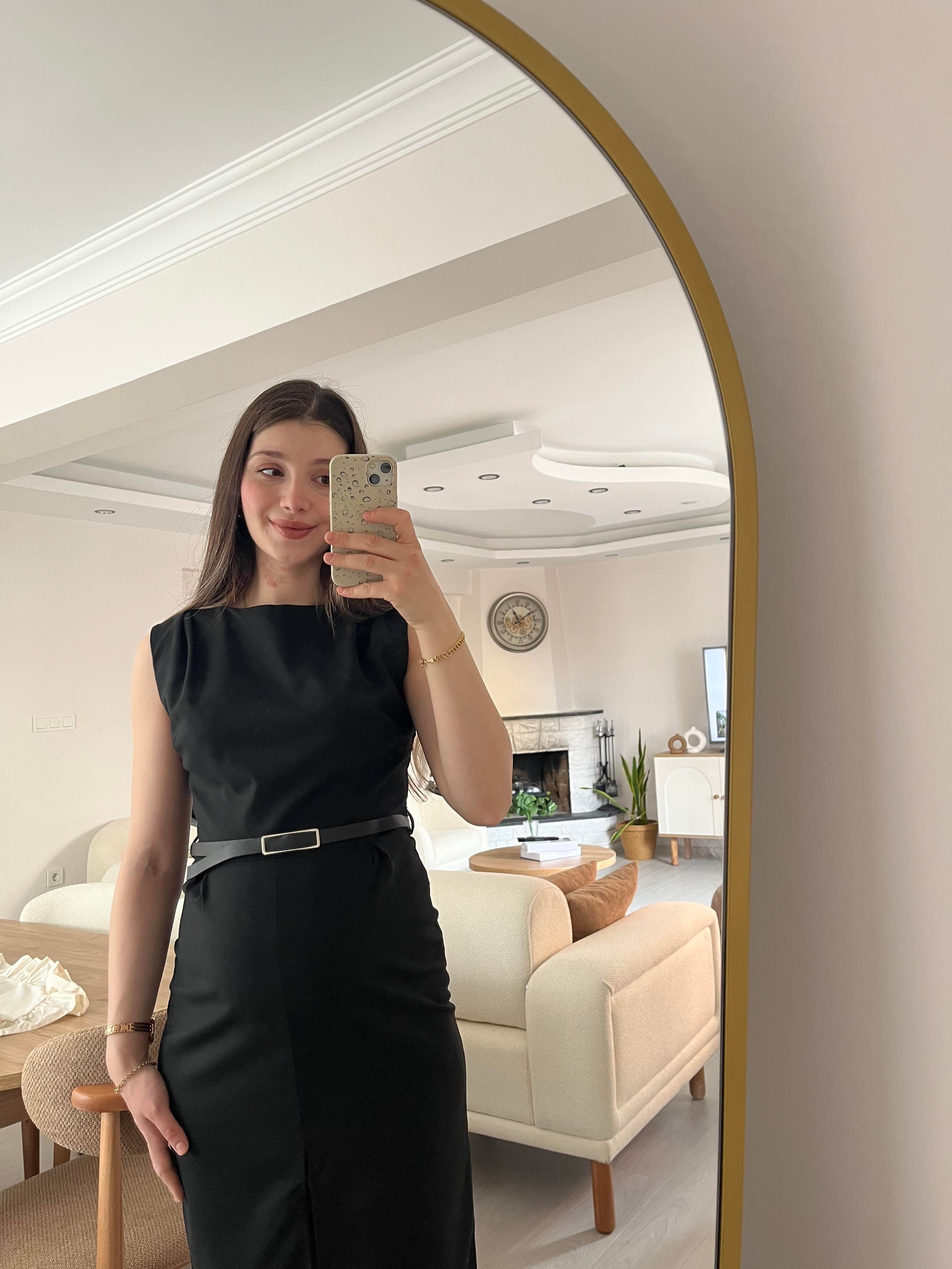 Siyah Yırtmaçlı Kemerli Kalem Elbise