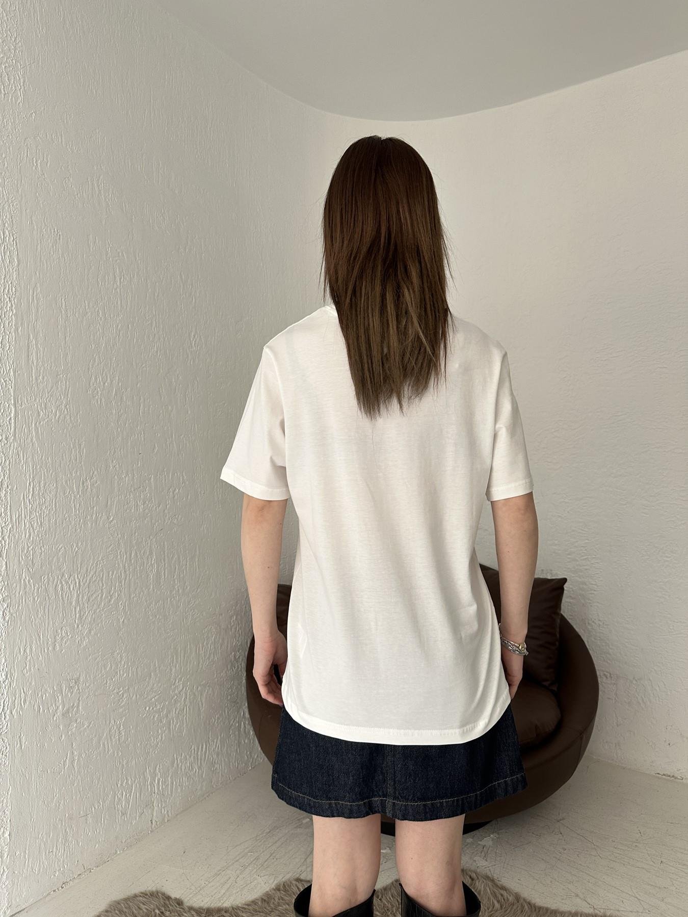 Bisiklet Yaka Kalp Nakışlı Tişört BEYAZ