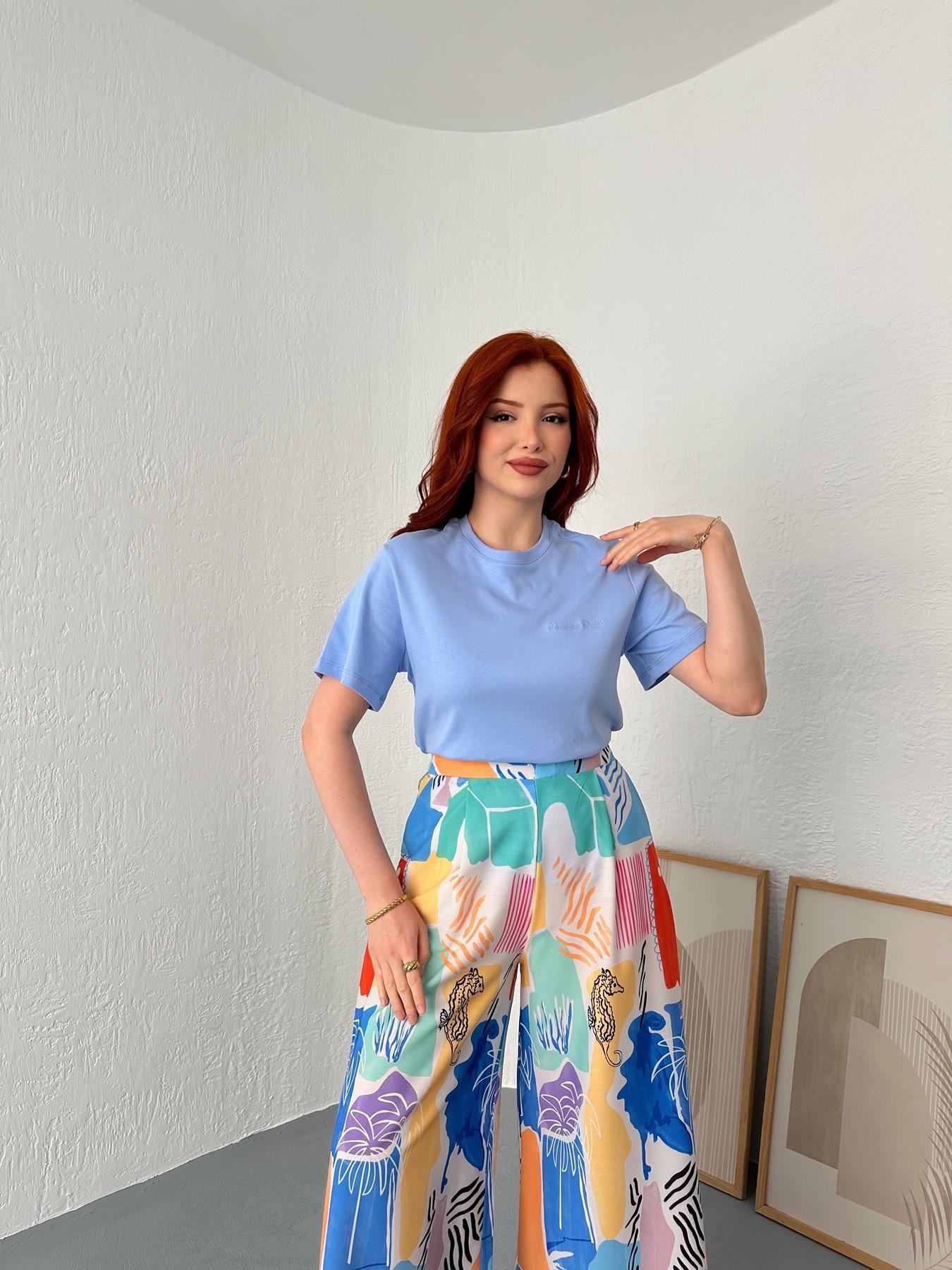 Bisiklet Yaka Nakışlı Tişört Mavi