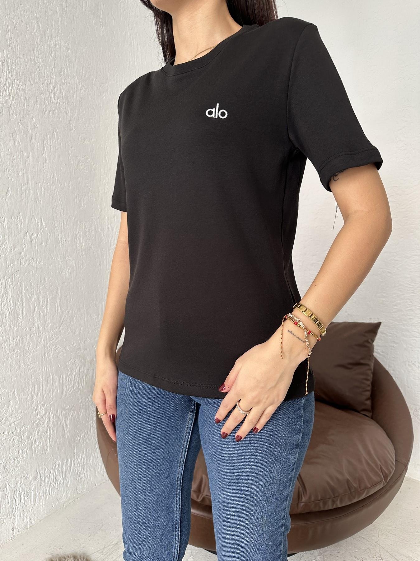 Bisiklet Yaka Nakışlı Tişört SİYAH