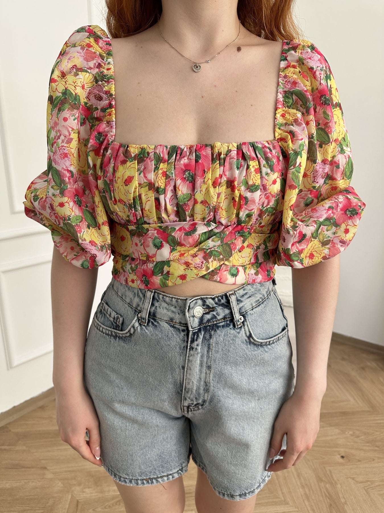 Çiçek Desen Sırt Bağlamalı Crop Bluz Sarı