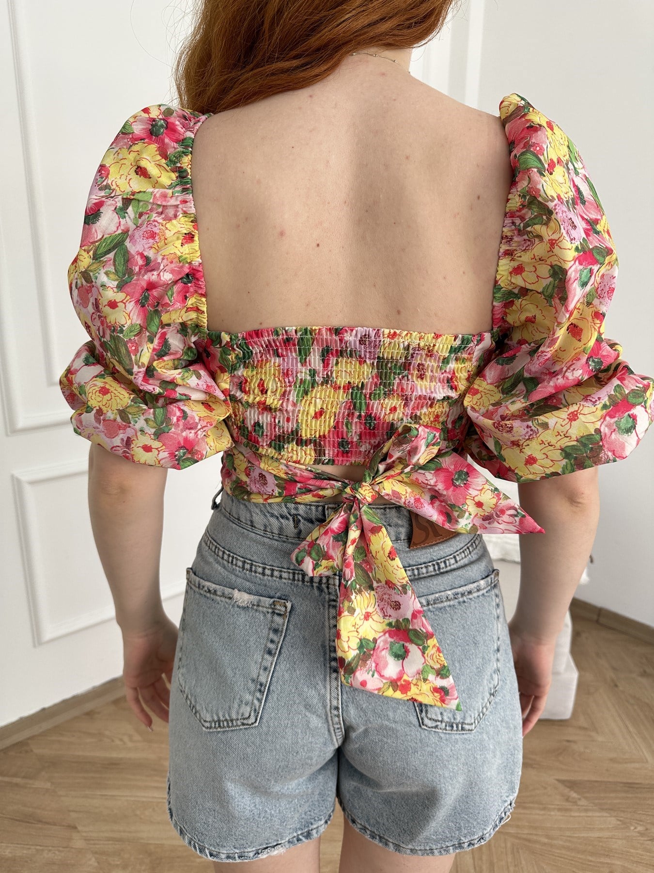 Çiçek Desen Sırt Bağlamalı Crop Bluz Sarı