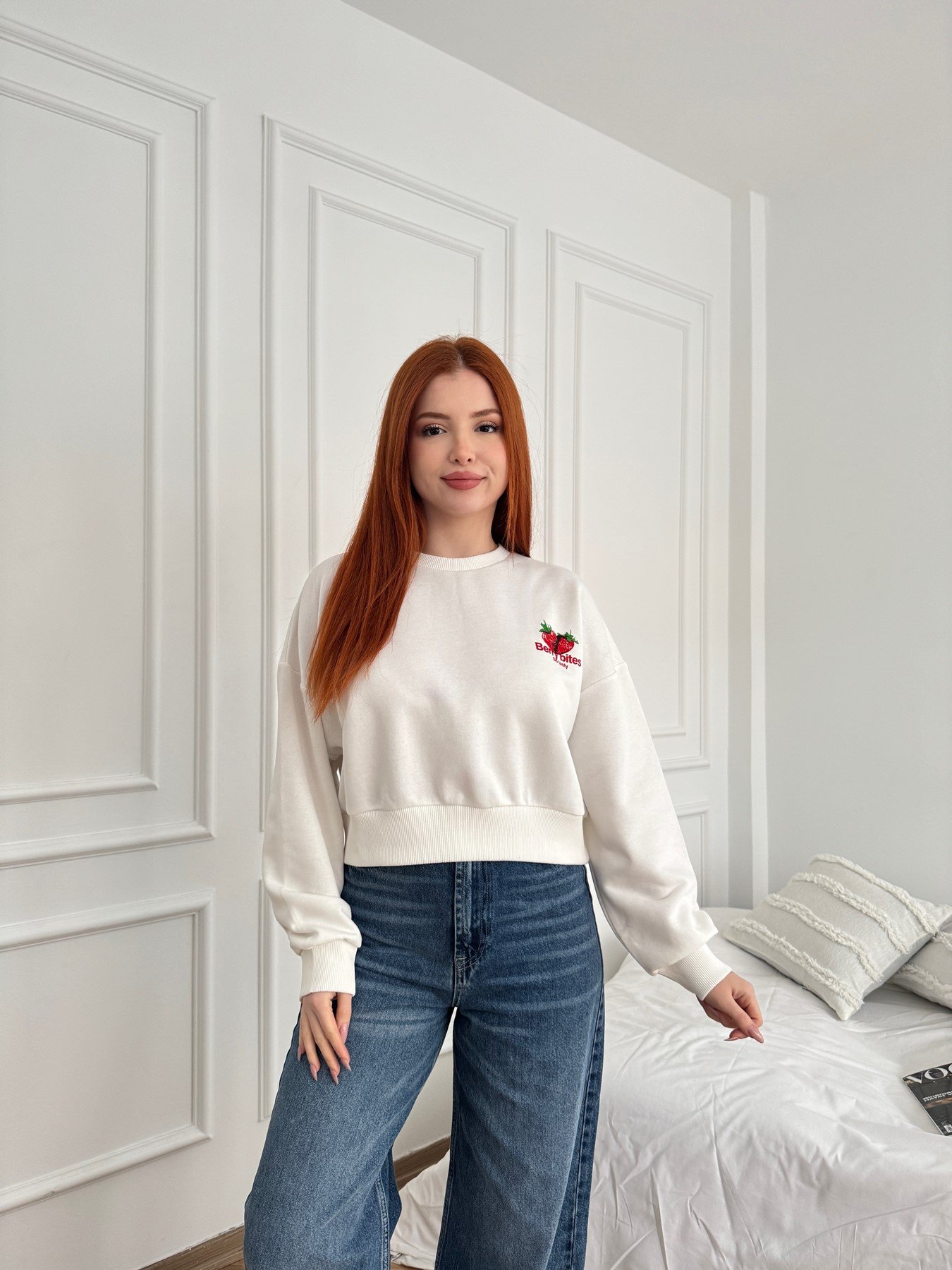 Çilek Baskılı Crop Sweatshirt Ekru