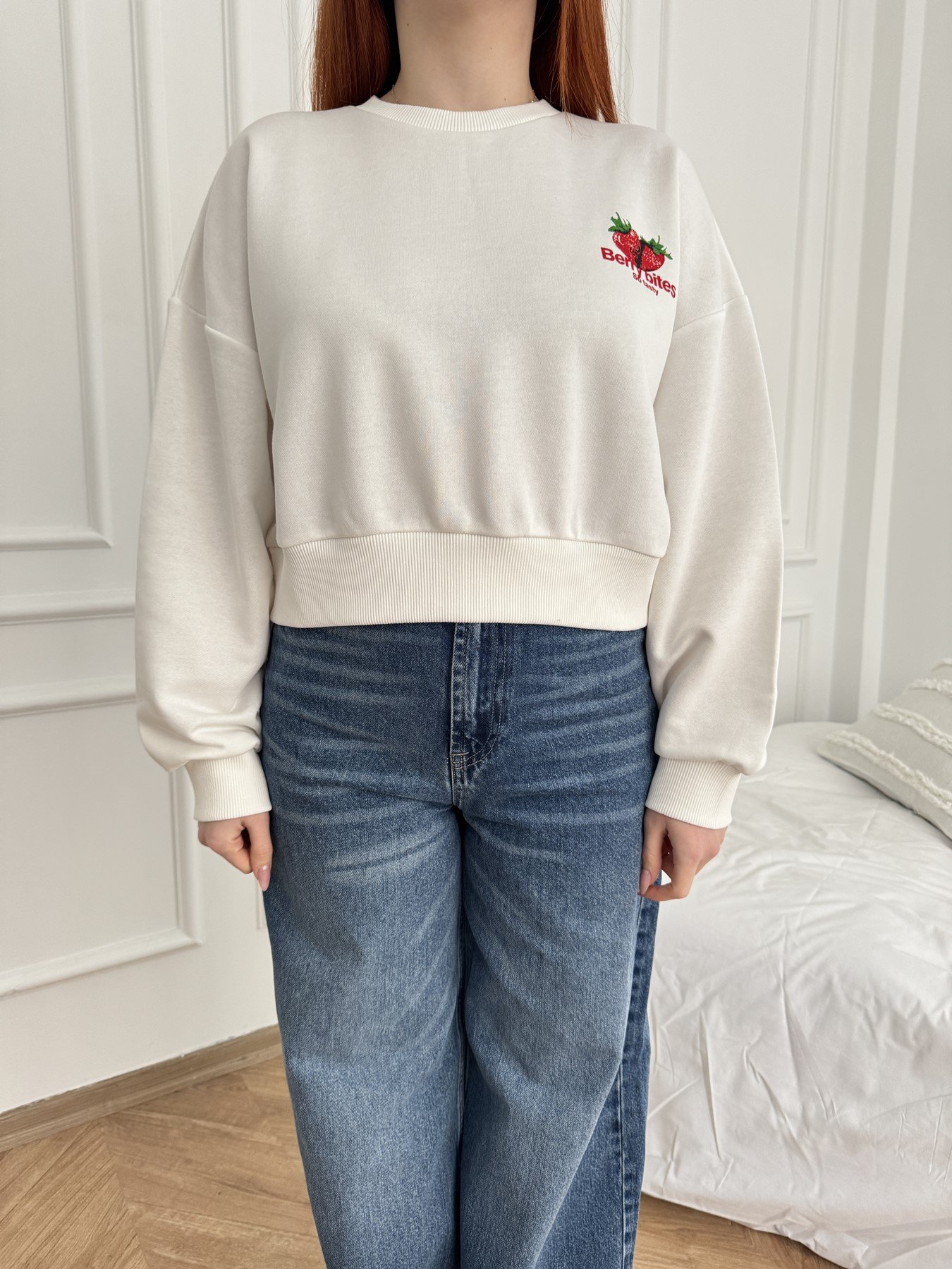 Çilek Baskılı Crop Sweatshirt Ekru
