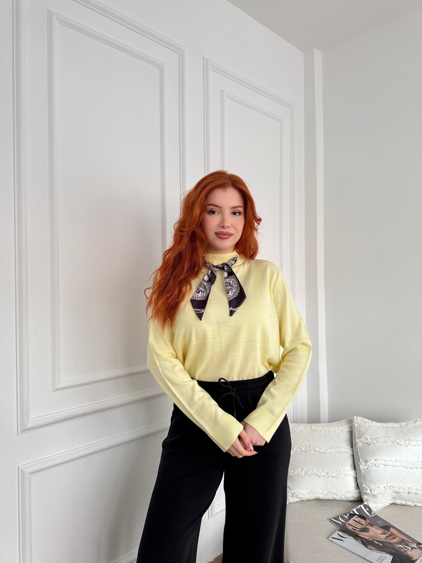 Dik Yaka Fularlı Uzun Kol Triko Sarı