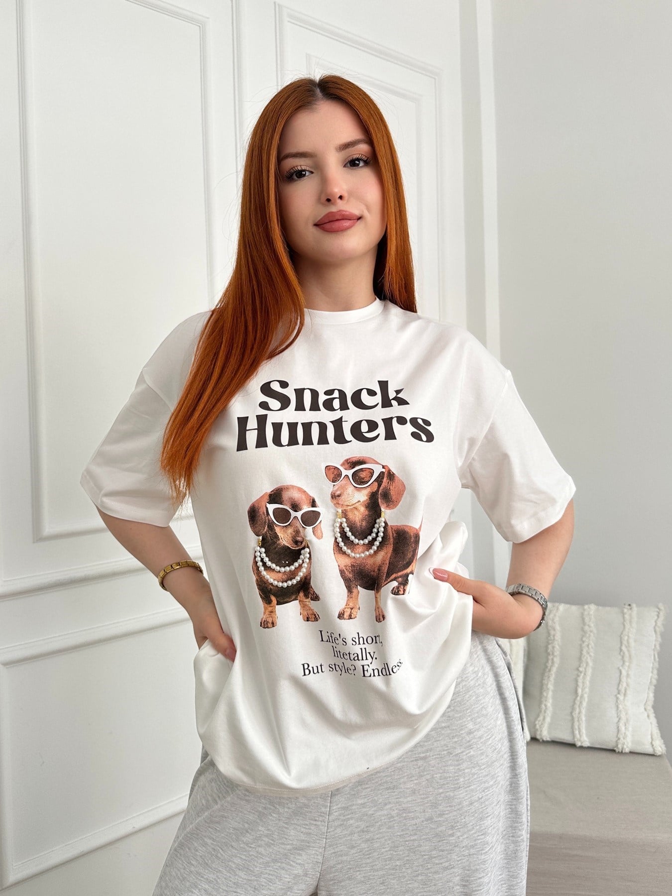 İnci Kolyeli Köpek Baskılı T-shirt Ekru