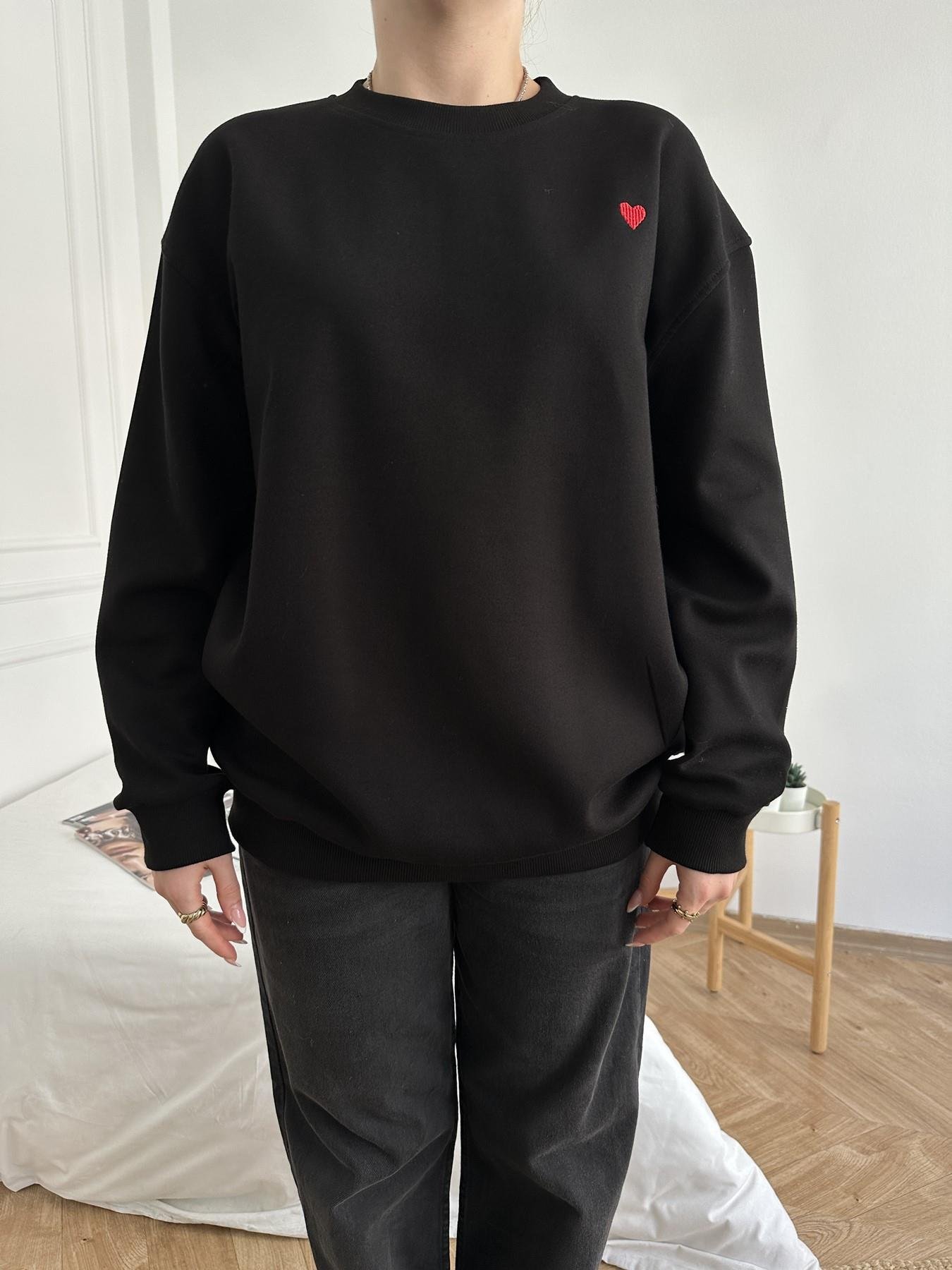Kalp Nakışlı Sweatshirt Siyah