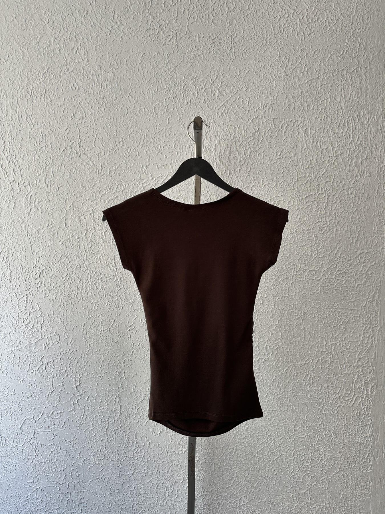 Kolsuz Yanı Büzgülü Tişört Kahve