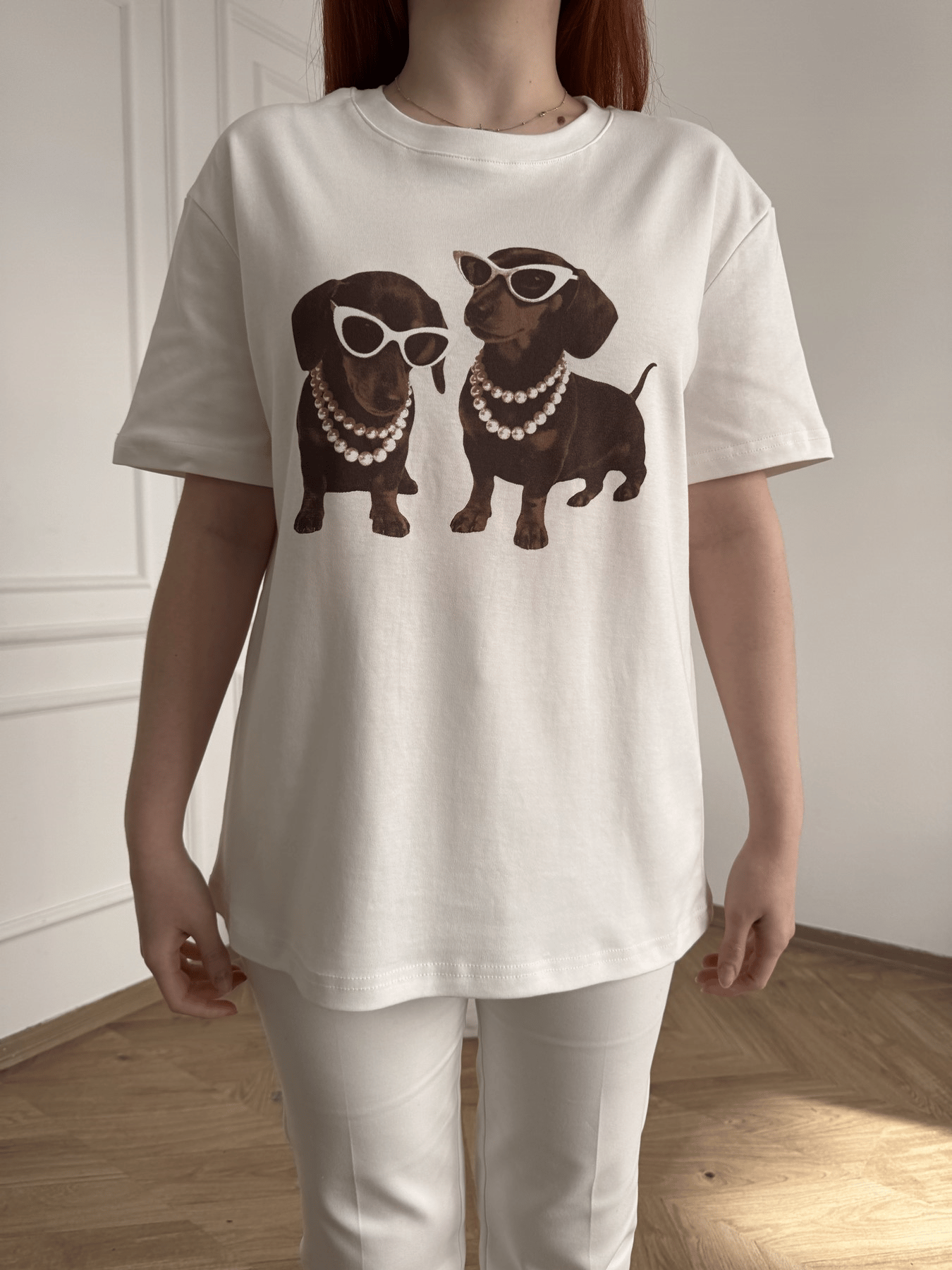 Kolyeli Köpek Baskılı Tshirt Ekru