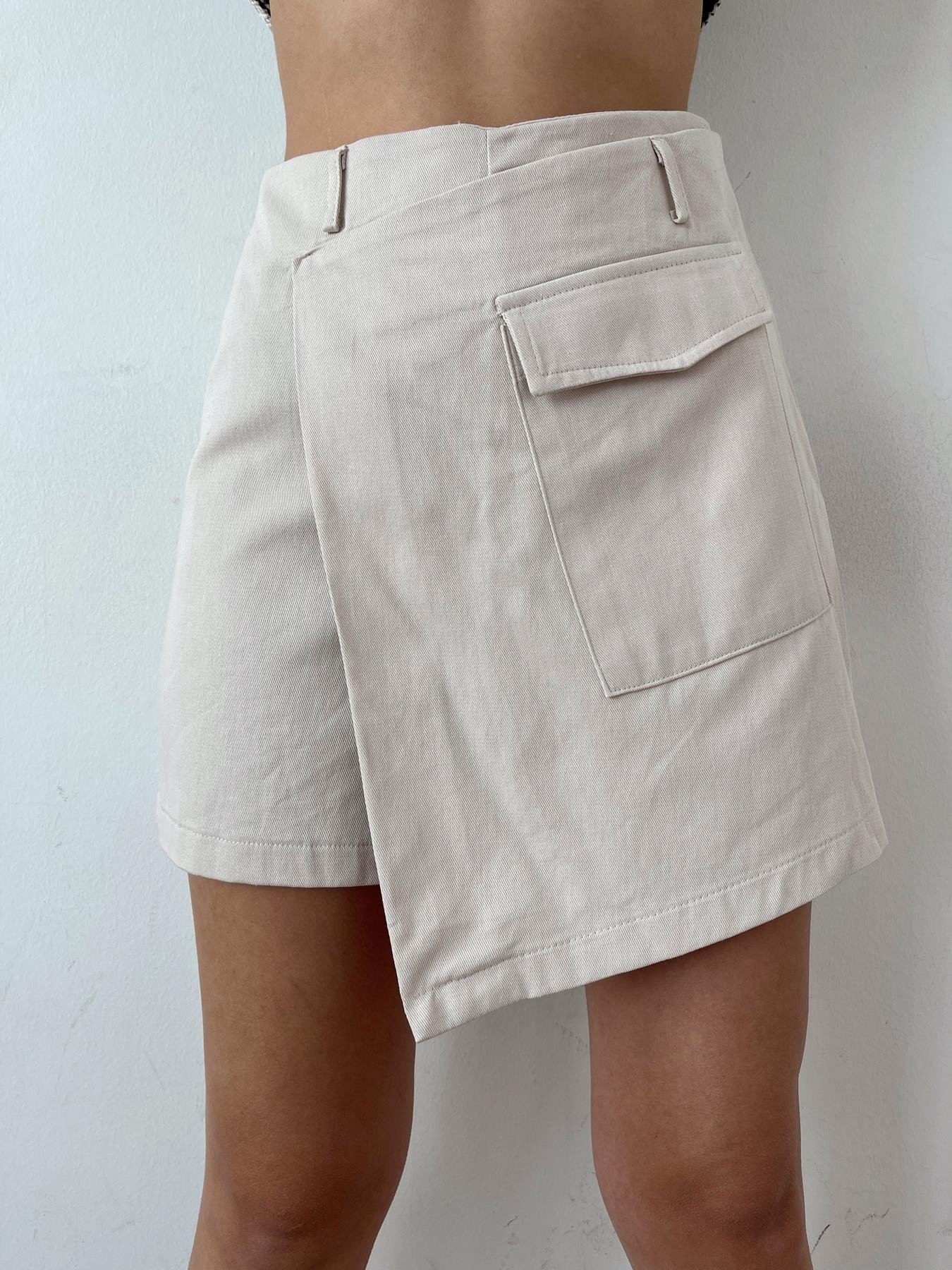 Önü Kapaklı Kanvas Şort Etek TAŞ