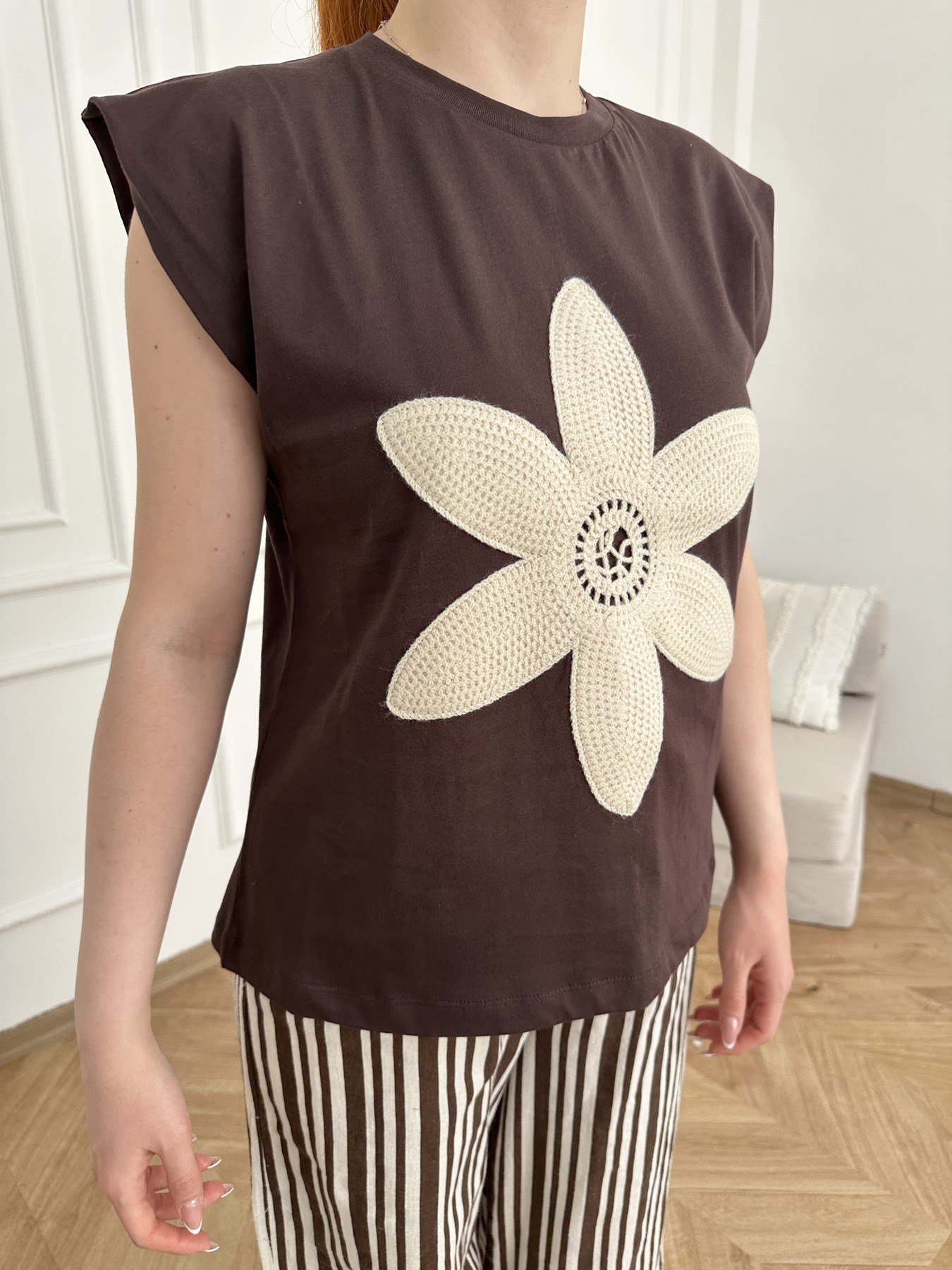 Örgü Çiçekli Kolsuz T-shirt Kahve