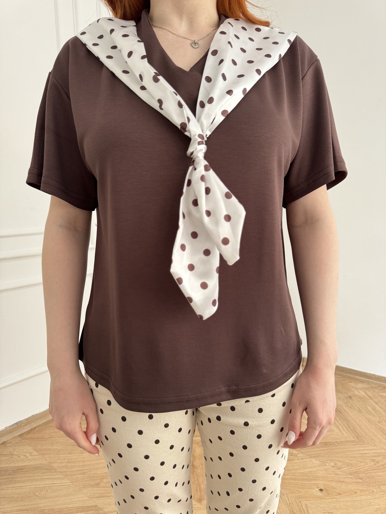 Puantiye Fularlı V Yaka T-shirt Kahve