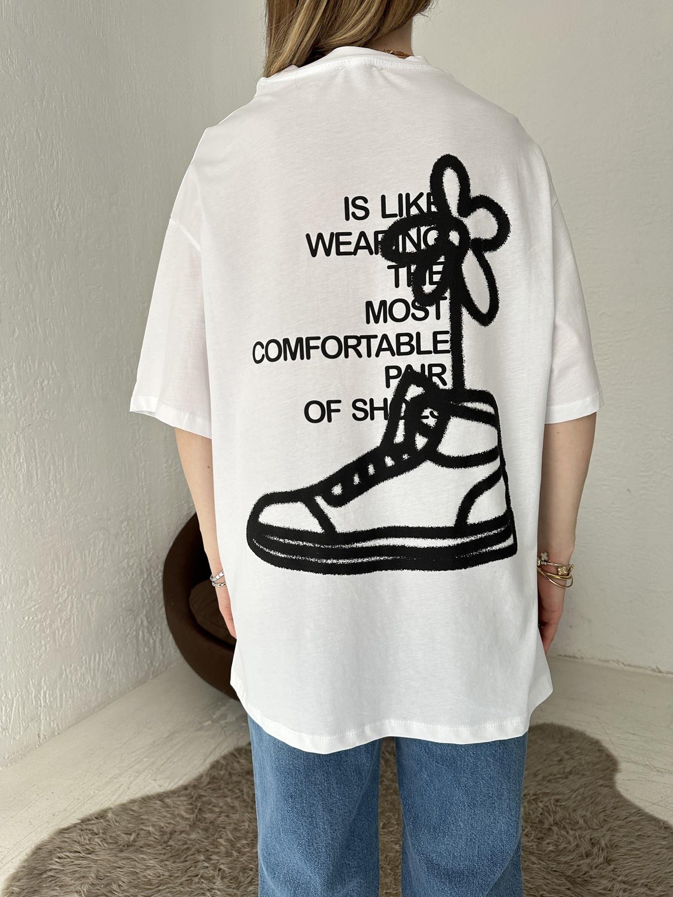 Sırtı Çiçek Nakışlı Tişört Beyaz