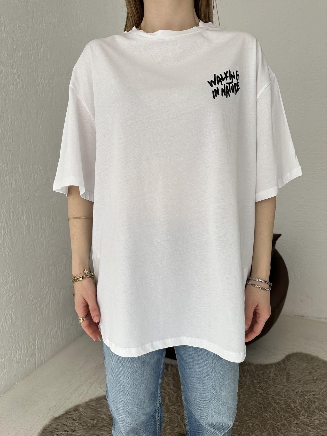 Sırtı Çiçek Nakışlı Tişört Beyaz