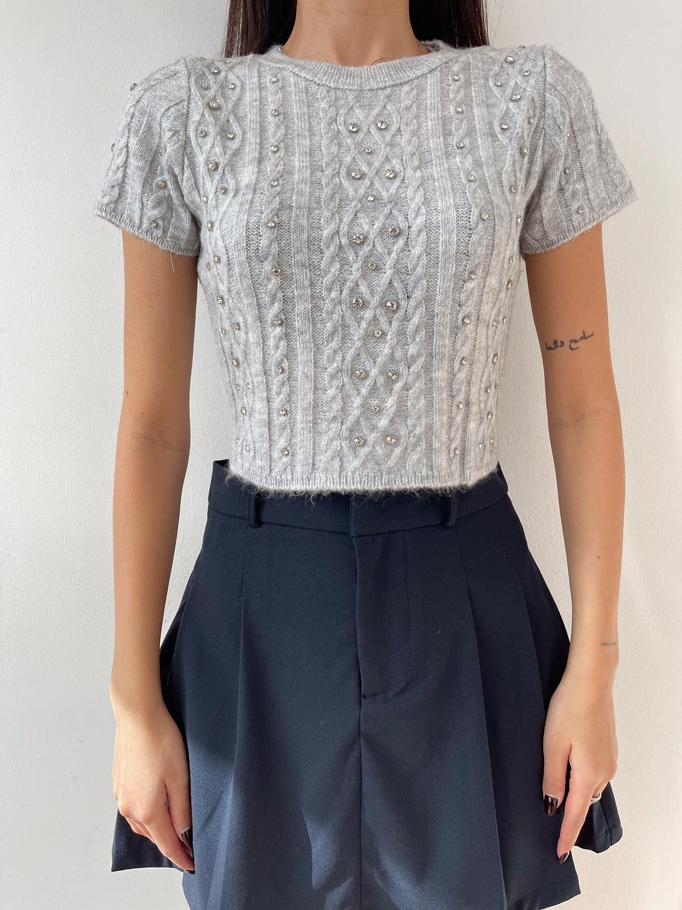 Taş Detay Saç Örgülü Crop Kazak GRİ