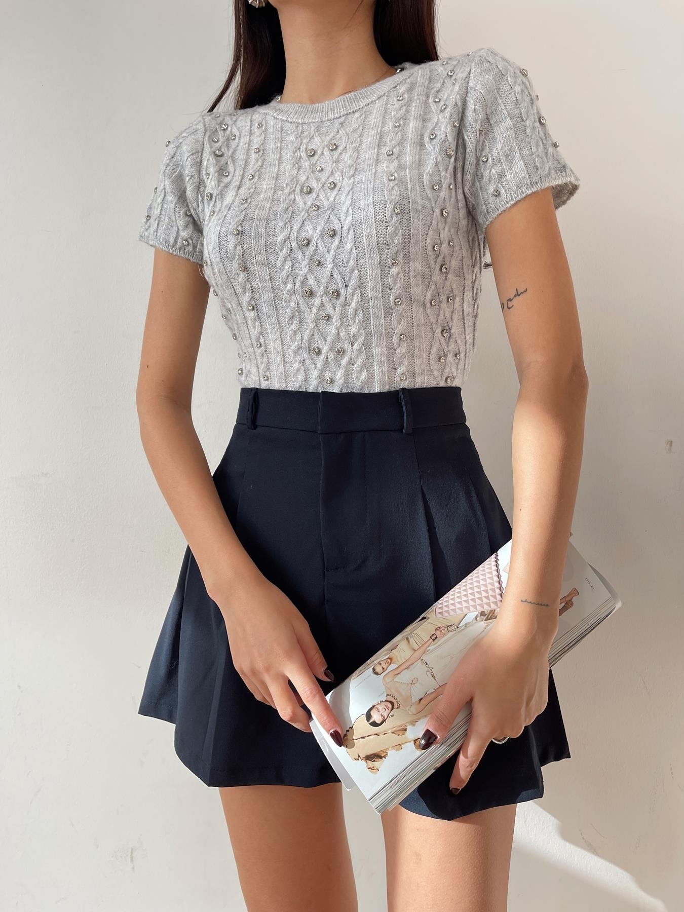 Taş Detay Saç Örgülü Crop Kazak GRİ